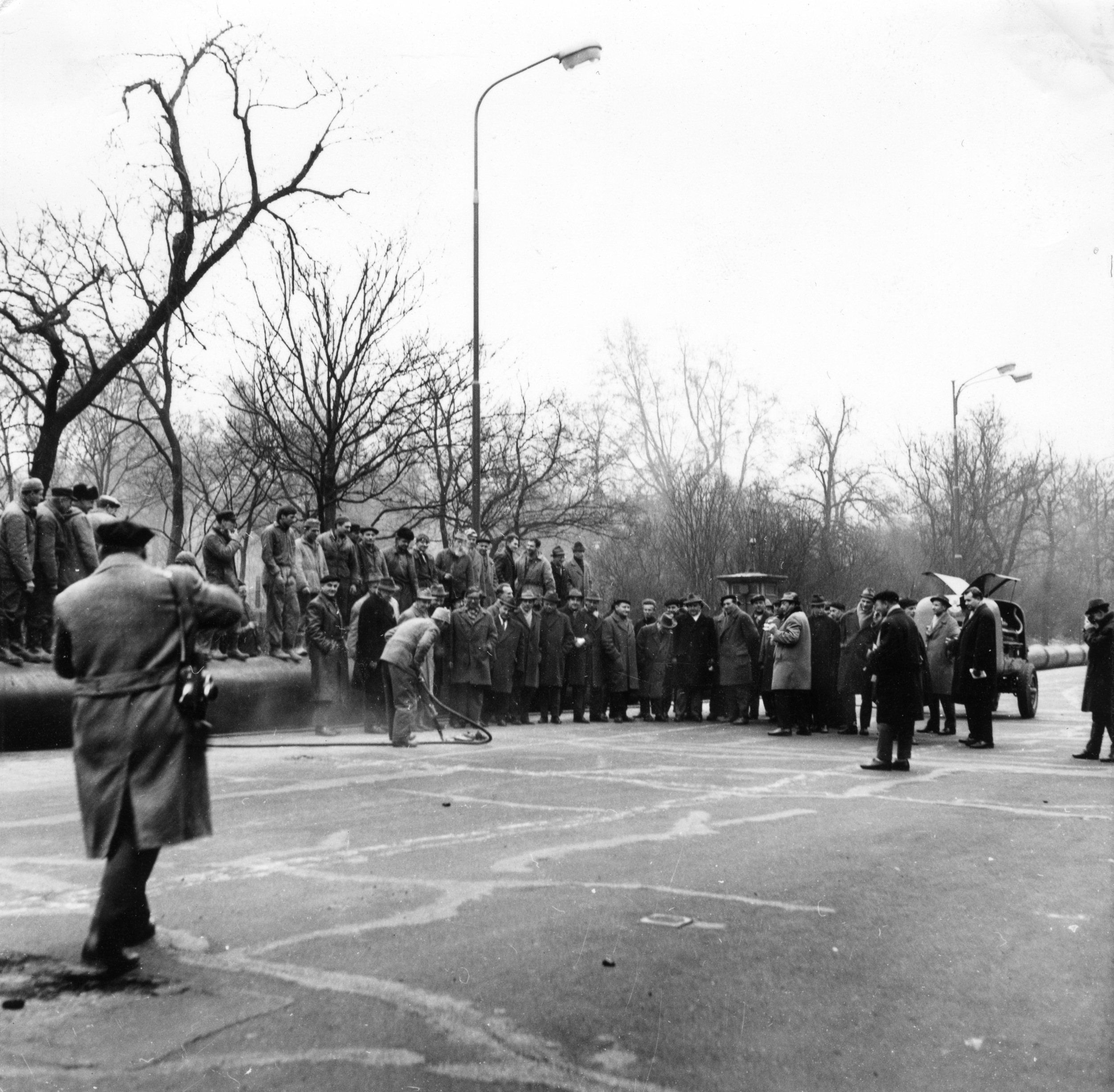 Méně známý záběr ze zahájení stavby podpovrchové tramvaje, jež v Praze nakonec nikdy nevyjela. Namísto ní má dnes metropole metro. (foto: archiv DPP)