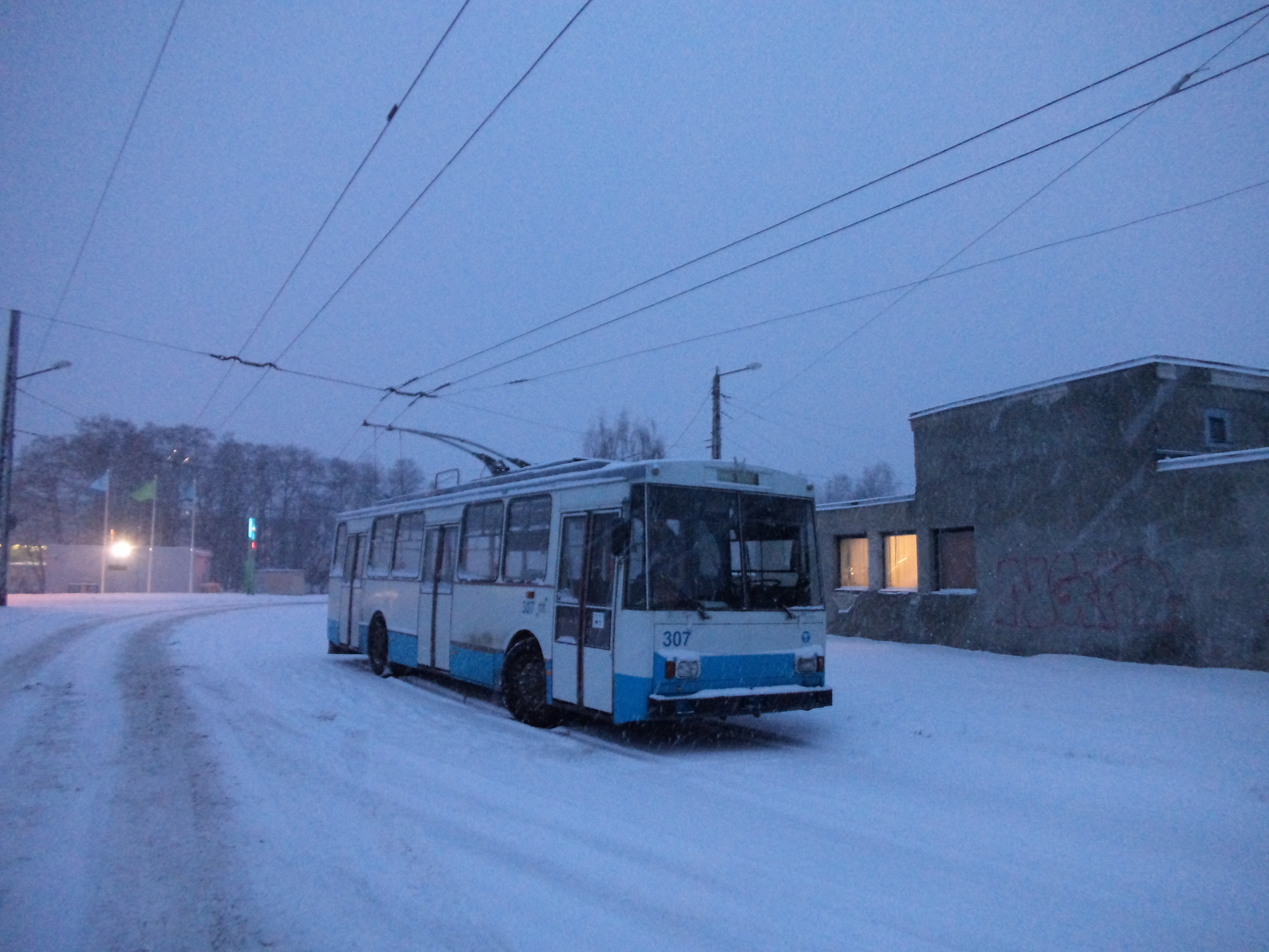 Snímek z 3. 1. 2016 dokazuje, že trolejbusy Škoda 14 Tr jsou zatím stále nasazovány do provozu, přestože došlo k výraznému omezení vypravenosti po zrušení dvou trolejbusových linek. Brzy by však mělo všem škodováckým vozům v ulicích estonské metropole odzvonit. (foto: Ing. Vít Hinčica, Ph.D.)