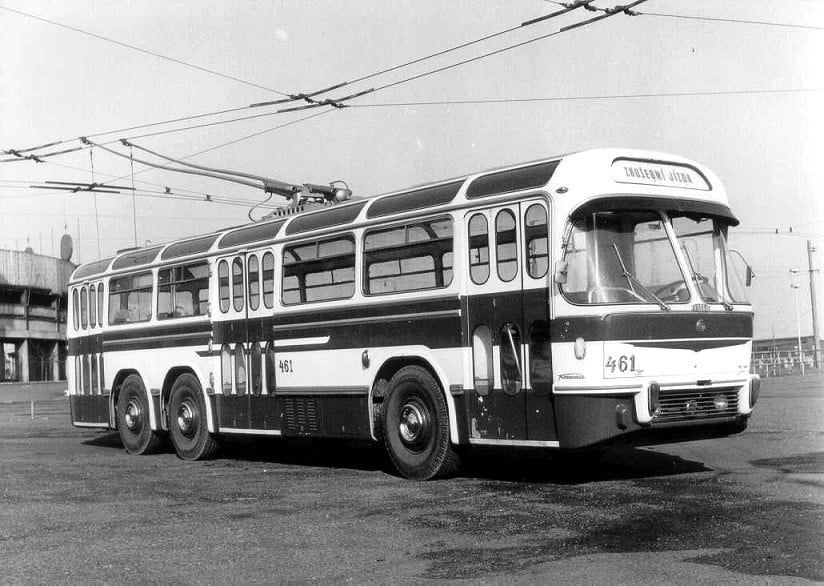Posledním trolejbusem s logem Tatry byl vůz Tatra T 401, jenž však vznikl jen ve formě jediného prototypu. Zdařilá konstrukce s velmi elegantním designem nakonec do sériové výroby nezamířila. Odvozeny měly být ještě modely T 402 (článkový vůz) a T 403 (kratší provedení). (sbírka: Libor Hinčica)
