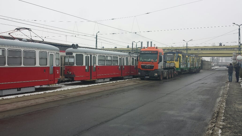 Naložený vůz KT8D5 ev. č. 200 v Miskolci dne 8. 1. 2016. Na levé straně je možné vidět odstavené tramvaje původem z Vídně. (foto: UNIVERSAL TRANSPORT)