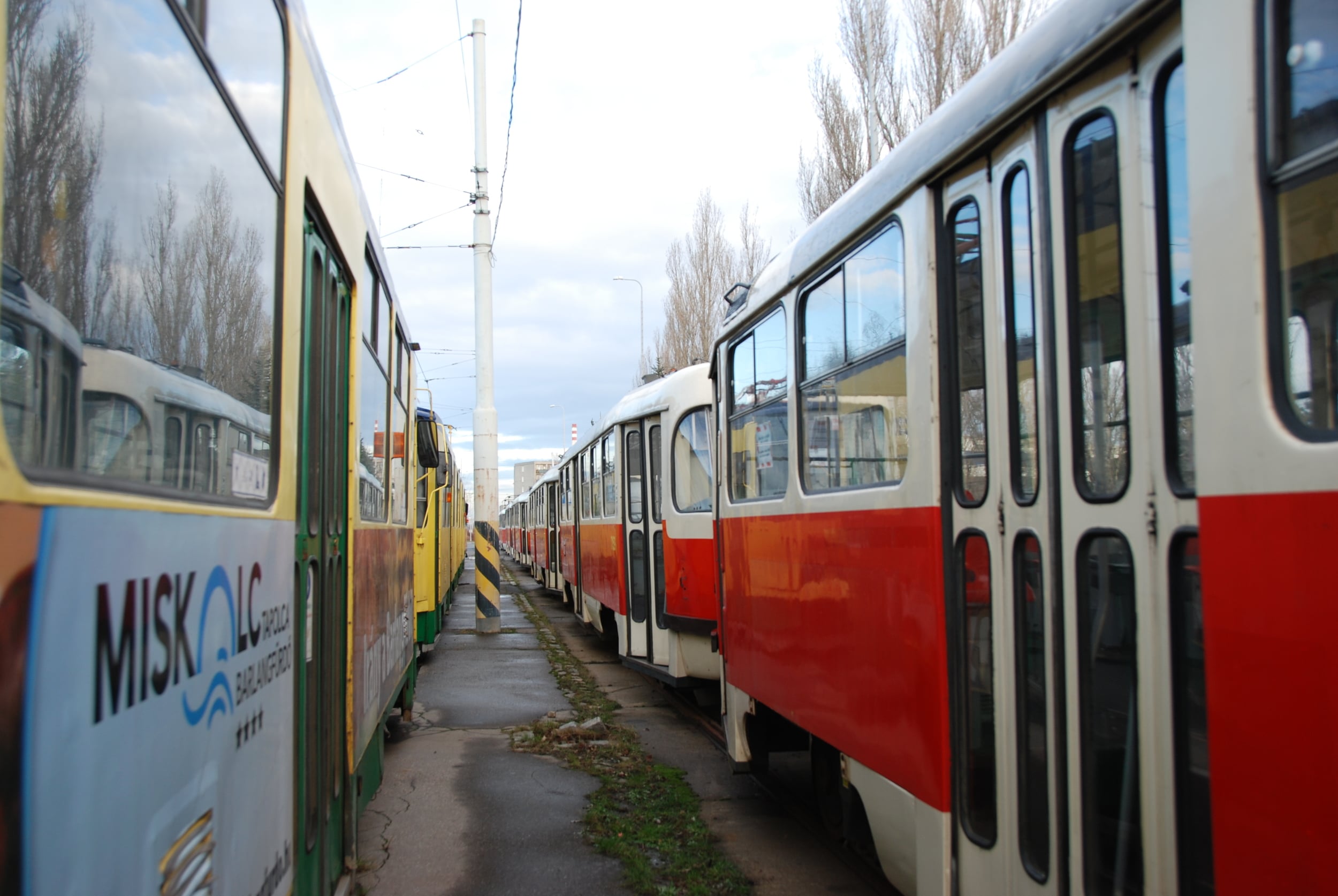 Ojeté tramvaje míří do Prahy i z Prahy. Tramvaje KT8D5 z Miskolce jsou odstaveny vedle tramvají T3 čekajících na odvoz k dalším provozovatelům ve východní Evropě. (foto: Československý Dopravák)