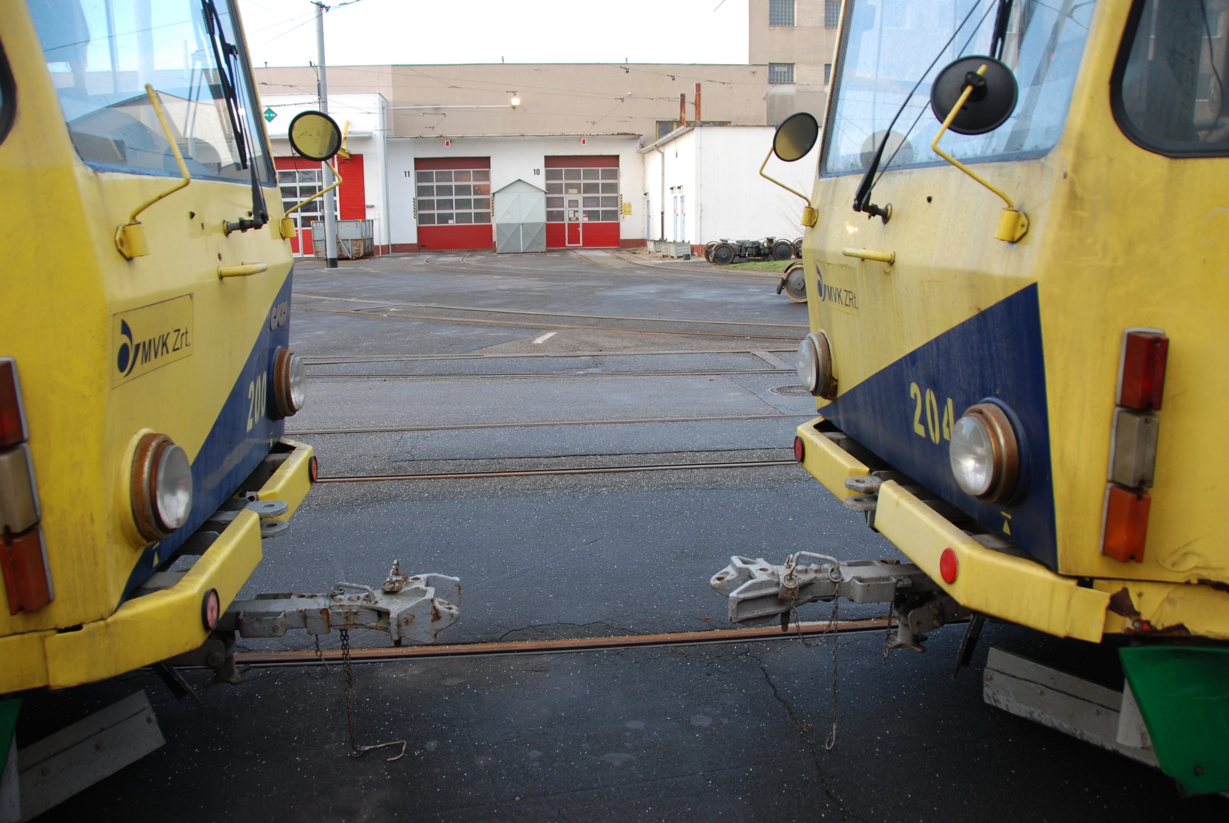 Oba ex-miskolcké vozy KT8D5 ev. č. 200 (ex-Košice ev. č. 539) a 204 (ex-Košice ev. č. 522) zůstanou prozatím odstavené v areálu dílen DP hl. m. Prahy. Začátek prací na rekonstrukci prvního z vozů se předpokládá až na jaře 2016. (foto: Československý Dopravák)