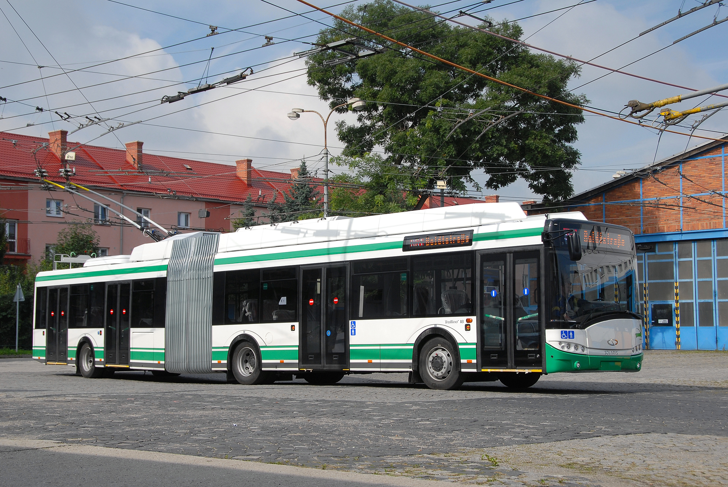 V Eberswalde provozují první parciální trolejbus/elektrobus na světě, alespoň to o sobě místní dopravce tvrdí. S provozem trolejbusů s bateriemi počítají také další německá města. O trolejbusech však záměrně nehovoří. Na snímku je trolejbus pro Eberswalde v ostravské trolejbusové vozovně. (foto: Cegelec a. s.)