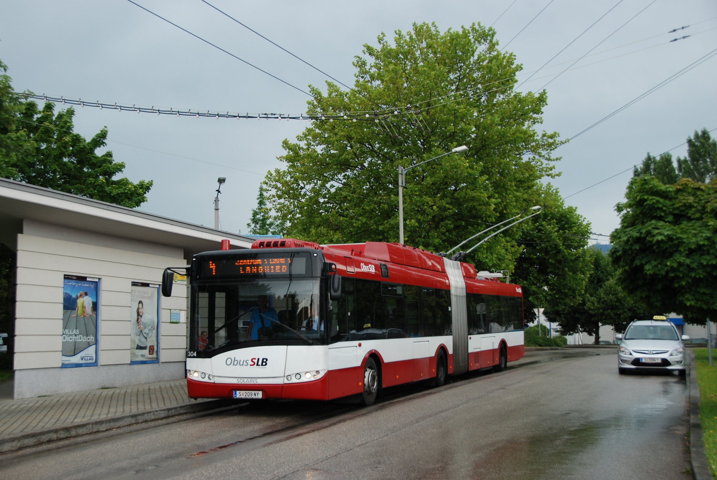 Mekkou trolejbusů v západní Evropě je rakouský Salzburg. Také zde by se měly parciální trolejbusy v nejbližší době objevit. Postup Salzburgu při obnově vozového parku a výstavbě trolejbusových tratí je nejen pro německá města inspirativní. (foto: Libor Hinčica)