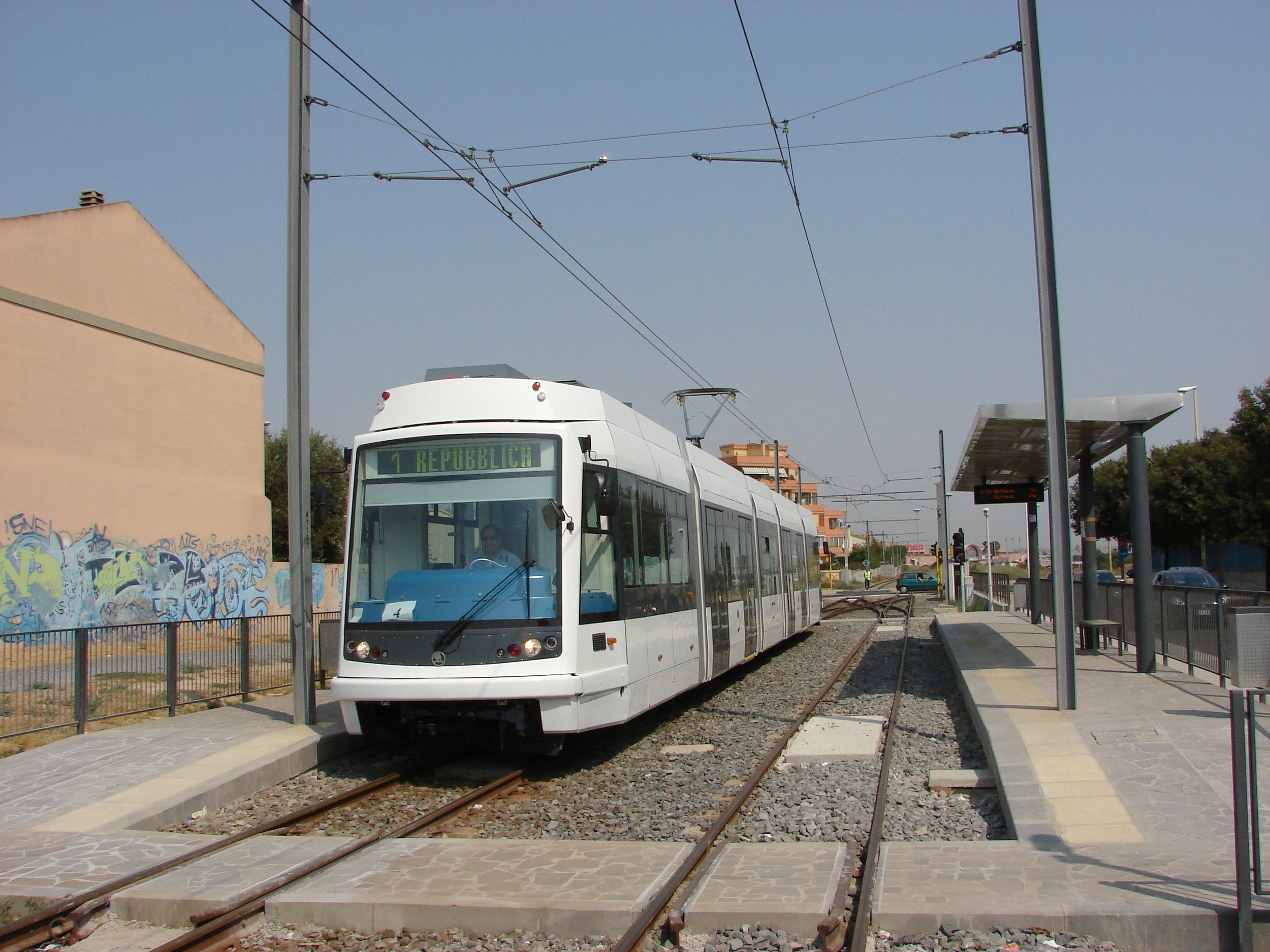 Novotou zařící vůz budoucího ev. č. CA 04 na jedné z tramvajových výhyben na trati během zkoušek v srpnu 2007. Právě tento vůz byl jedním z účastníků úterní nehody. (foto: Libor Hinčica)