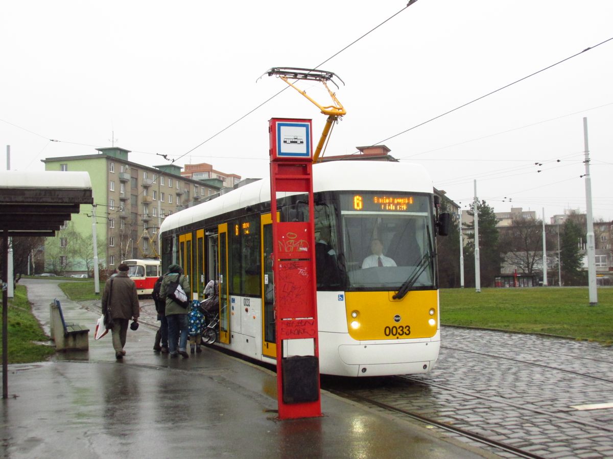 Cestující v nástupní zastávce Spořilov využívají s kočárkem nízkopodlažní spoj na lince č. 6 obsloužený vozem EVO1 č. 0033. (foto: Ing. Filip Jiřík)