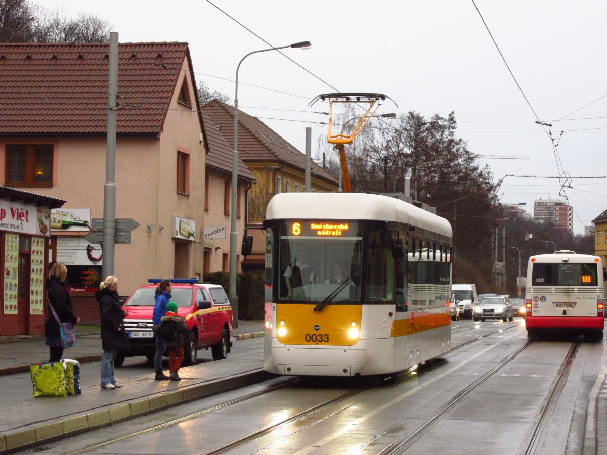 Normal
0
21
false
false
false
CS
X-NONE
X-NONE
Vůz č. 0033 přijíždí do zastávky Michelská v doprovodu složek technické kontroly DP. (foto: Ing. Filip Jiřík)