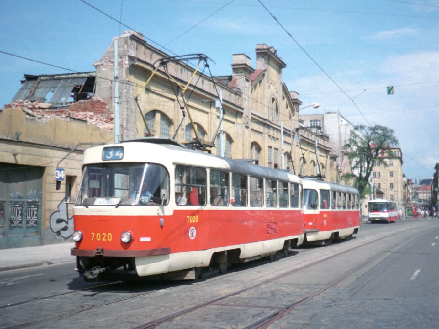 Normal
0
21
false
false
false
CS
X-NONE
X-NONE
Tramvaj T3SU č. 7020 projíždí v soupravě s T3 č. 6653 poblíž zastávky Anděl dne 27. 5. 1998 kolem pozůstatků závodu, kde byla vyrobena. (foto: Ing. Filip Jiřík)