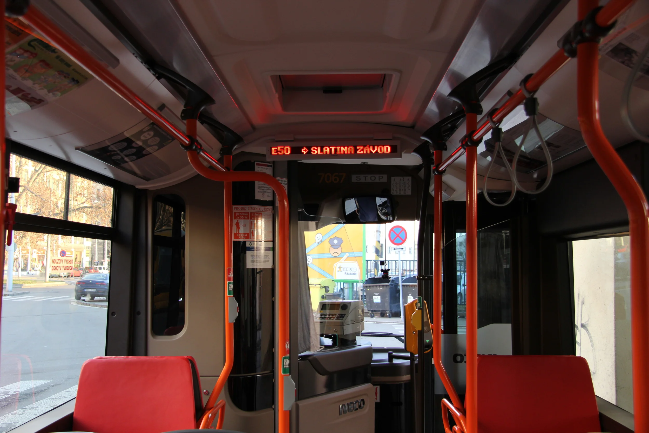 Pohled do interiéru vozu Iveco Urbanway 12M CNG brněnského DP. (foto: DPMB)