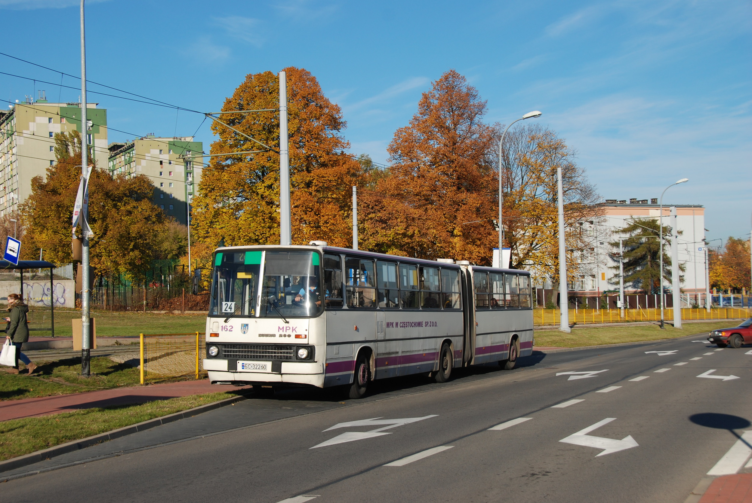 Ikarusům 280 ve městě odzvonilo. Zde je jeden z autobusů zachycen dne 28. 10. 2015. (foto: Libor Hinčica)