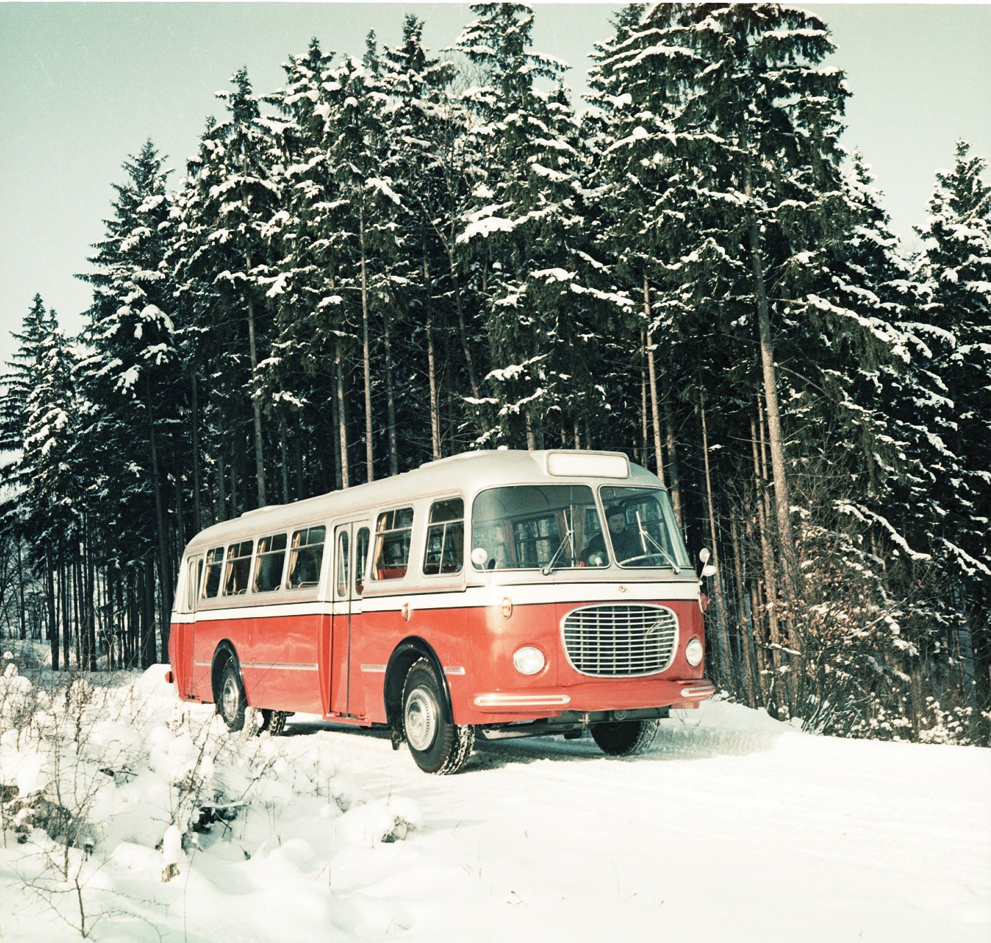 Klasické provedení městského vozu Škoda 706 RTO na propagačním snímku n. p. Karosa. (foto: archiv Iveco Czech Republic)