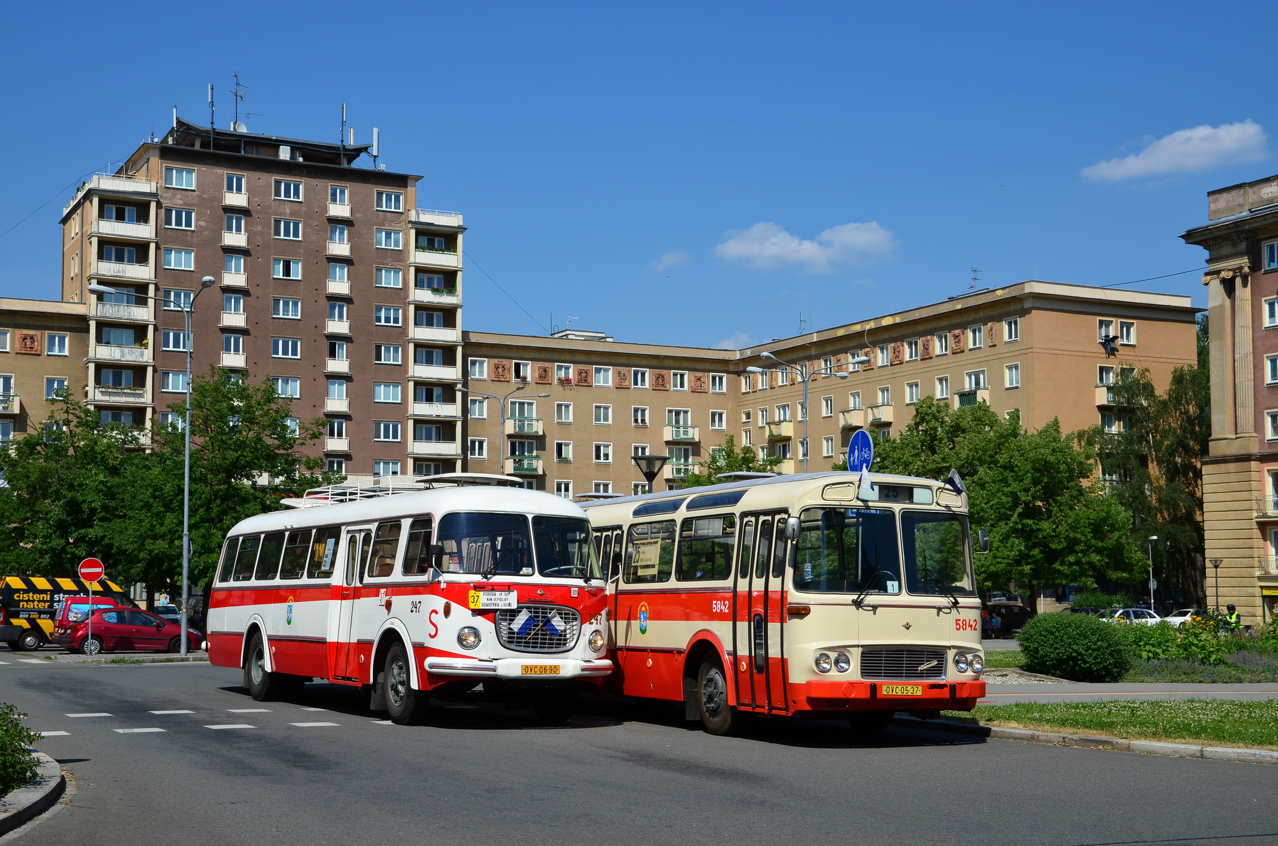 Setkání historických vozů Škoda 706 RTO a ŠM 11 ostravského DP. Snímek zřetelně ukazuje rozdíly v řešení karoserie a podvozkové části. (foto: Miroslav Halász)