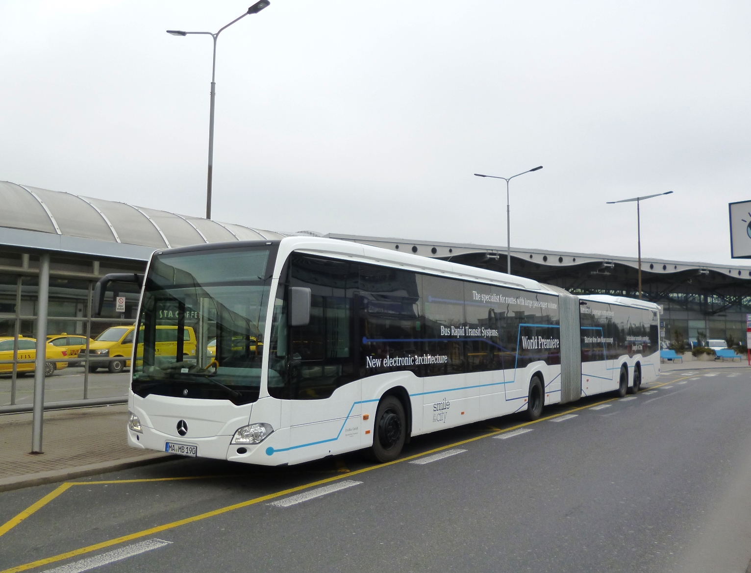 CapaCity L na první zkušební jízdě na pražské Letiště Václava Havla dne 7. 2. 2016. (foto: EvoBus Česká republika)