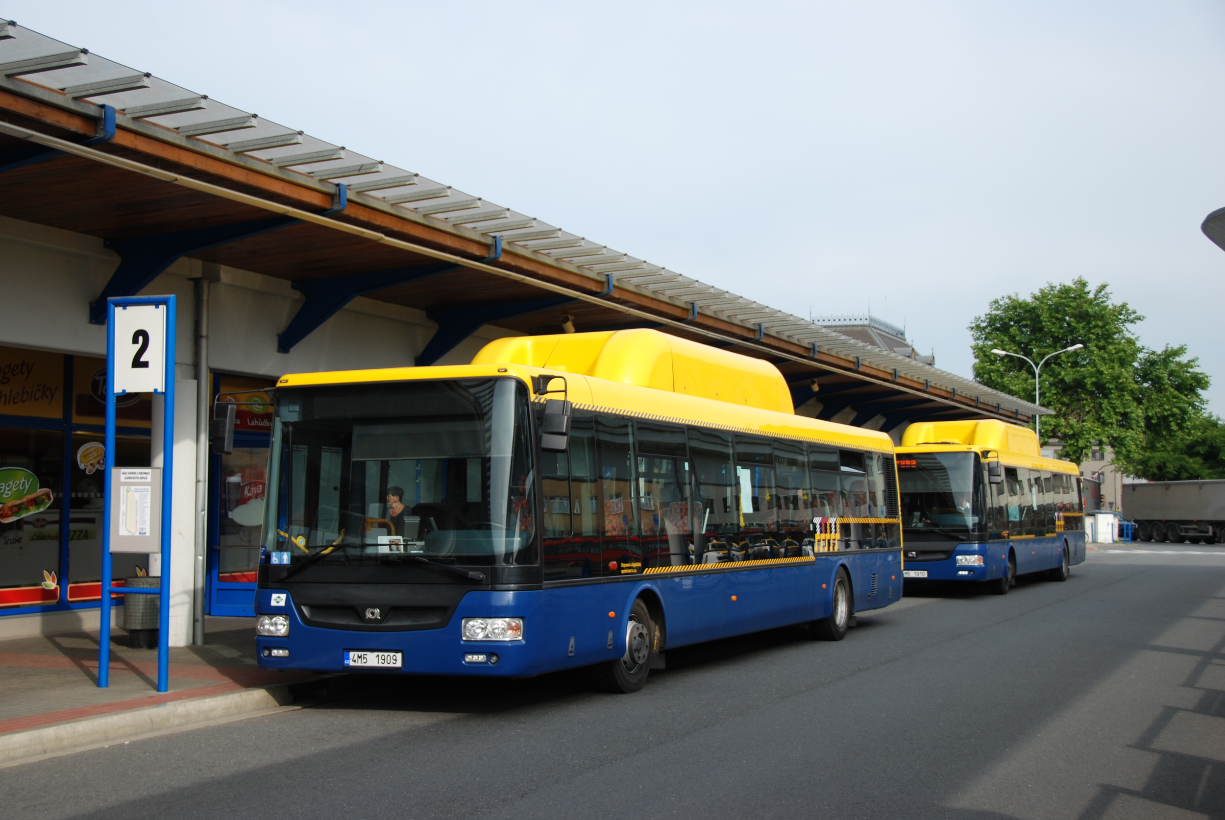 ARRIVA MORAVA převzala od dopravce DLS i autobusy. Vozy SOR NBG 12 jsou zachyceny na autobusovém nádraží v Přerově v létě 2015. (foto: Libor Hinčica)