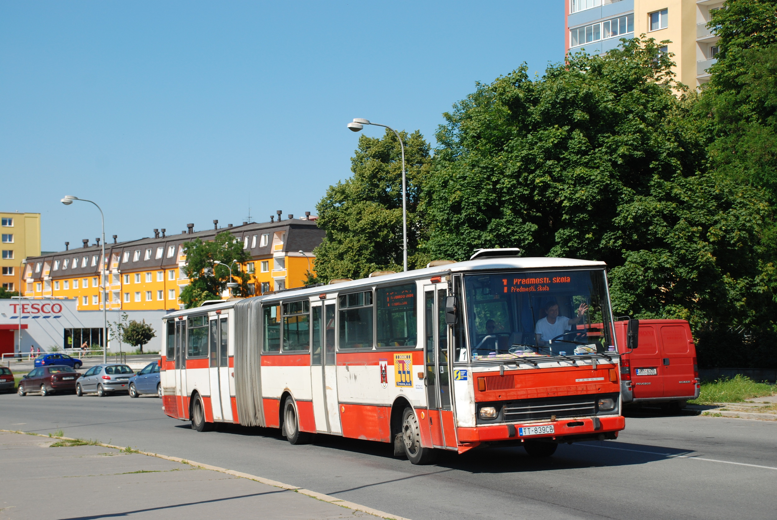 Kloubové autobusy jsou na linkách MHD v Přerově již minulostí. Na snímku ja zachycen vůz B 741 dopravce SAD Trnava v roce 2010. (foto: Libor Hinčica)