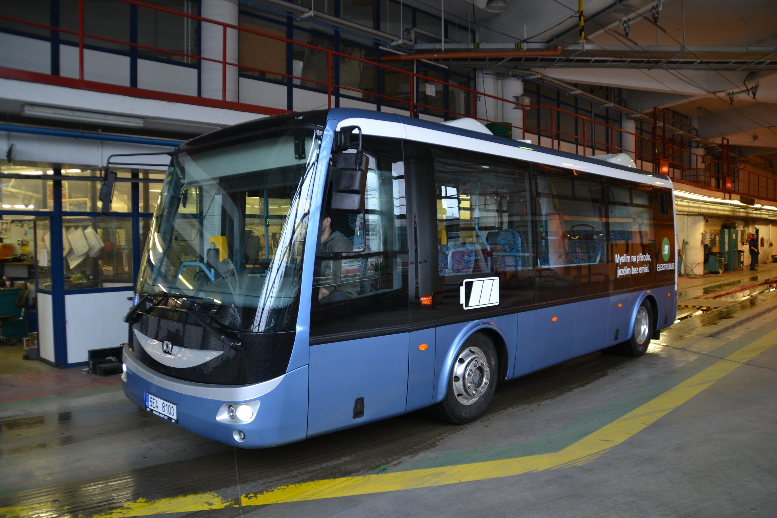 Elektrobus SOR EBN 8 v areálu vozovny Komín. (foto: Ing. Jiří Černý, DPMB)