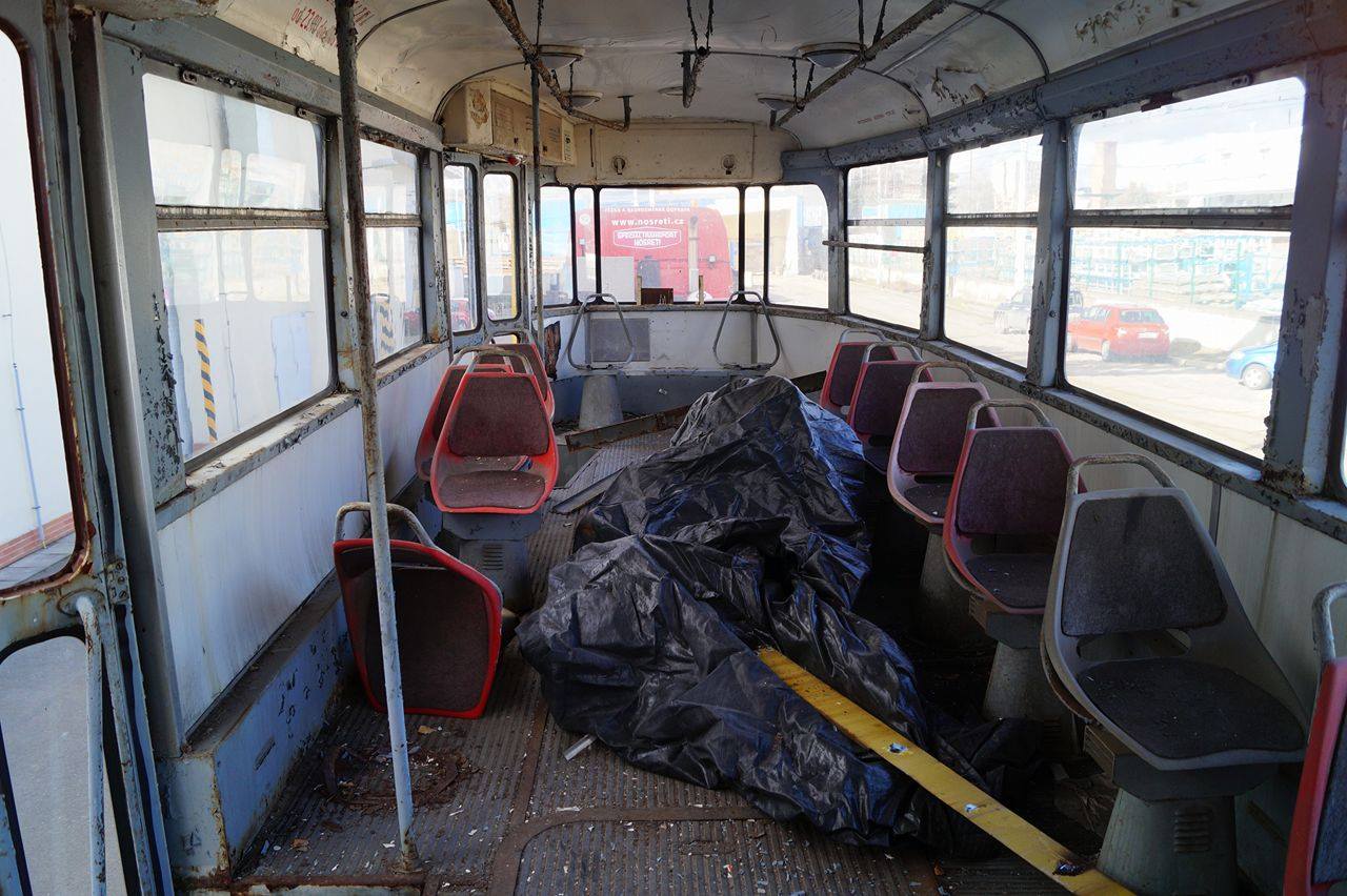 Oprava tramvaje bude vyžadovat značné úsilí. Naposledy svezl vůz cestující v roce 2001 v rámci oslav 100. výročí MHD. Interiér nebyl po převedení do stavu služebních vozidel prakticky nijak upravován. (foto: ČS Dopravák)