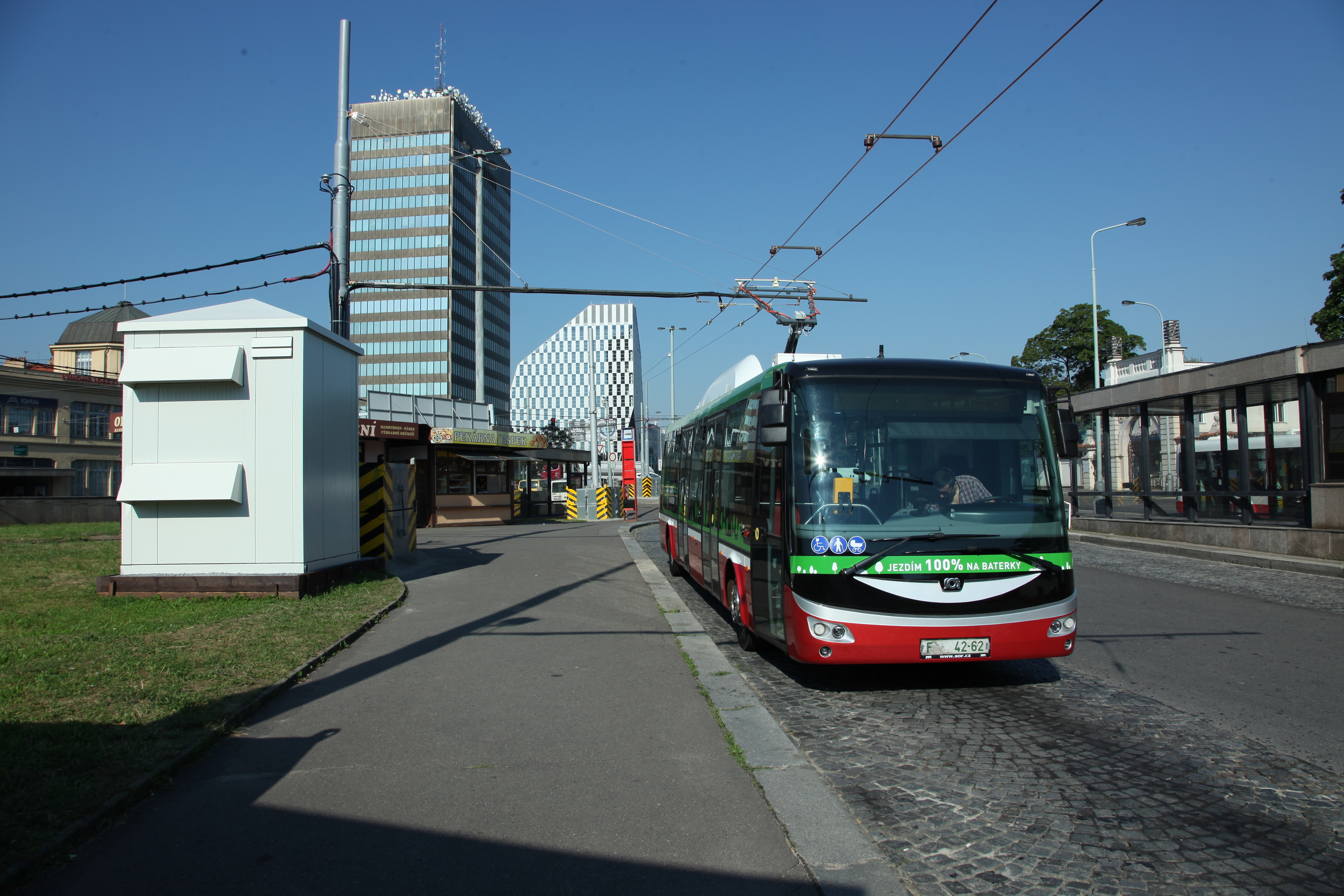 Elektrobus na konečné Želivského. Napájení je realizováno pomocí dvojice drátů, které připomínají trolejbusové trolejové vedení. (foto: Cegelec a. s.)