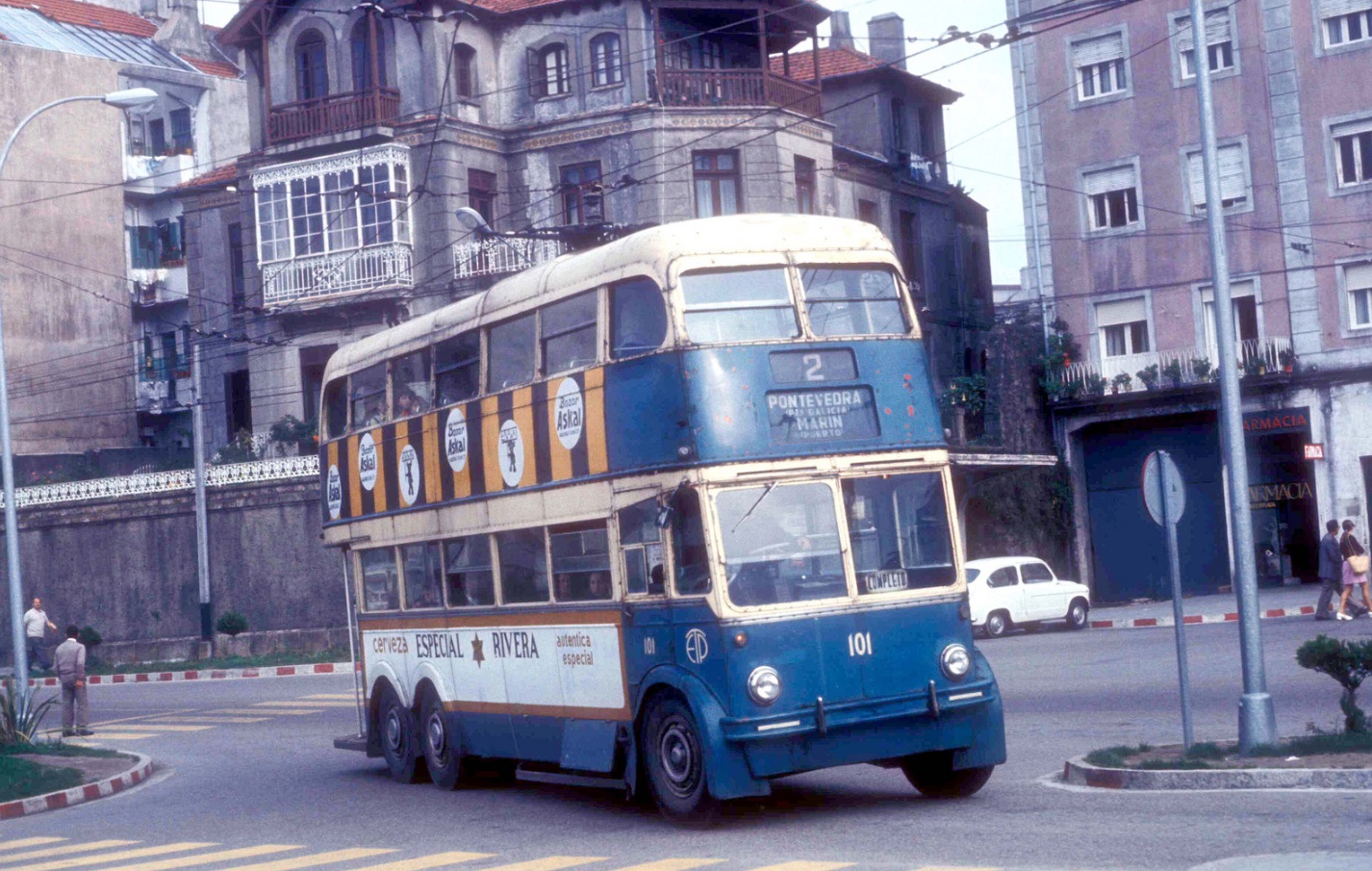 Ex-londýnský trolejbus v modrém laku ve španělském městě Pontevedra v září 1974. (foto: John Ward)