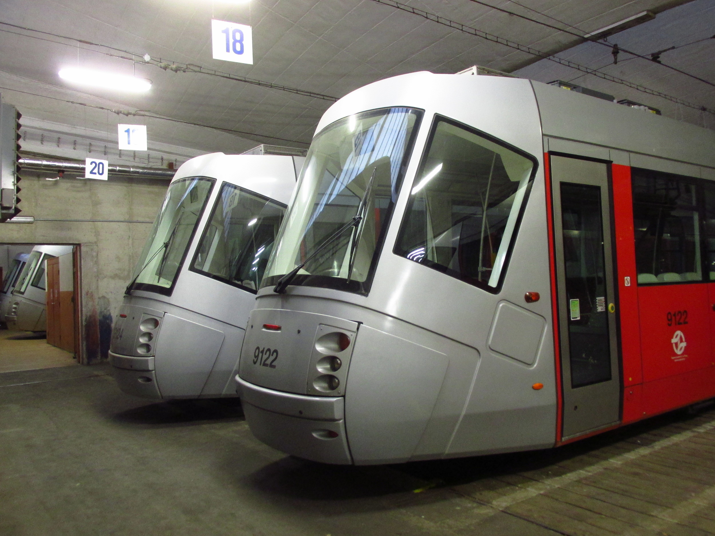 Pohled na odstavené vozy Škoda 14 T v areálu vozovny Hloubětín v roce 2015. (foto: Ing. Filip Jiřík)