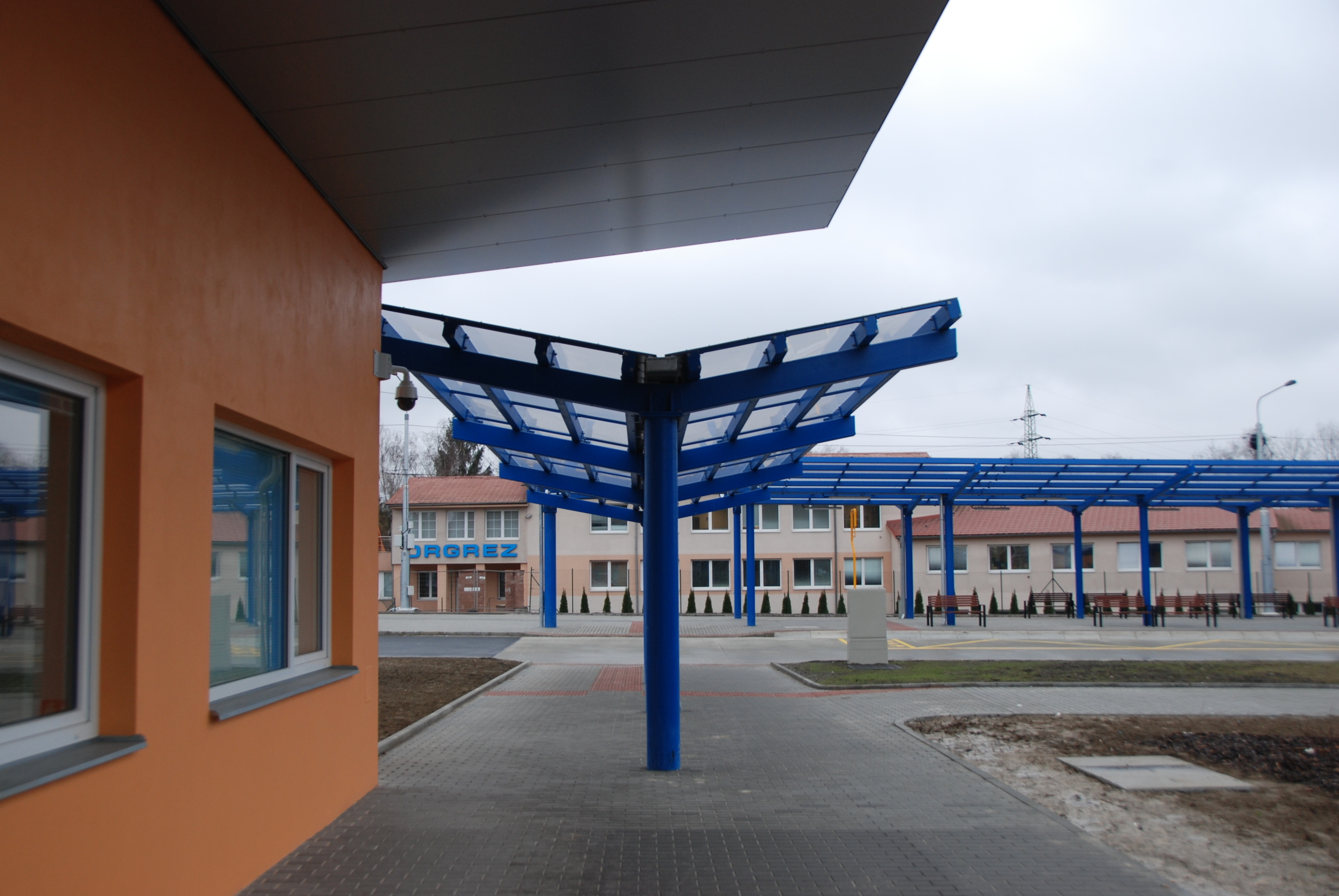Architektonická řešení celého terminálu je velmi nekvalitní. Jednotlivé stavby na sebe přirozeně nenavazují, použity jsou nejlacinější konstrukce a materiály. Ústředním bodem je objekt sociální vybavenosti uprostřed terminálu. (foto: Libor Hinčica)