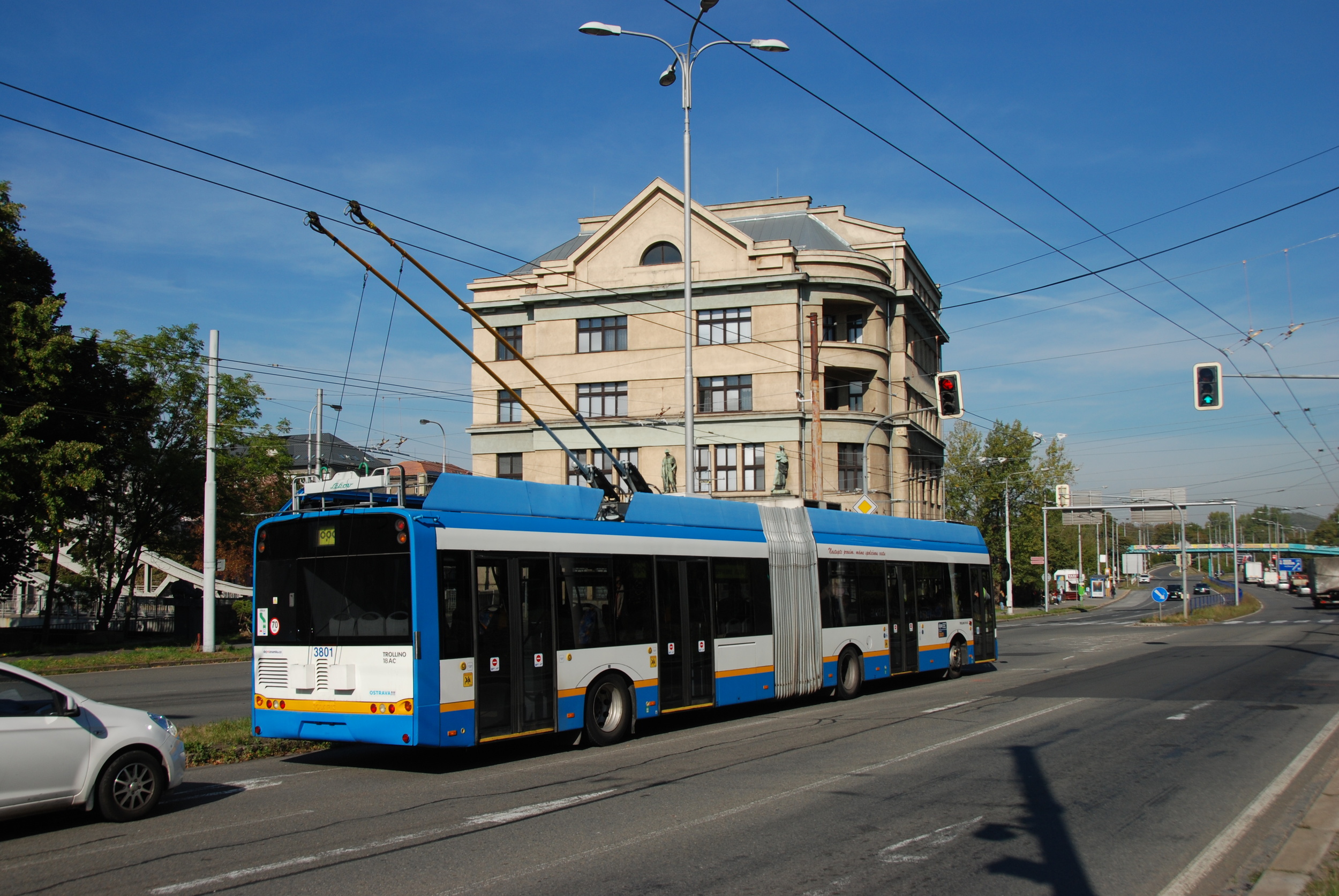 Trolejbus Solaris Trollino 18 AC se vrací z první zkušební jízdy na Hranečník v září 2015. Na snímku je zachycen u mostu Miloše Sýkory. (foto: Libor Hinčica)
