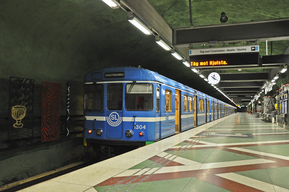 Různými způsobem je vyzdobeno 90 ze 100 stanic stockholmského metra. V některých stanicích probíhají "putovní" výstavy. (foto: Petr Malinovský)