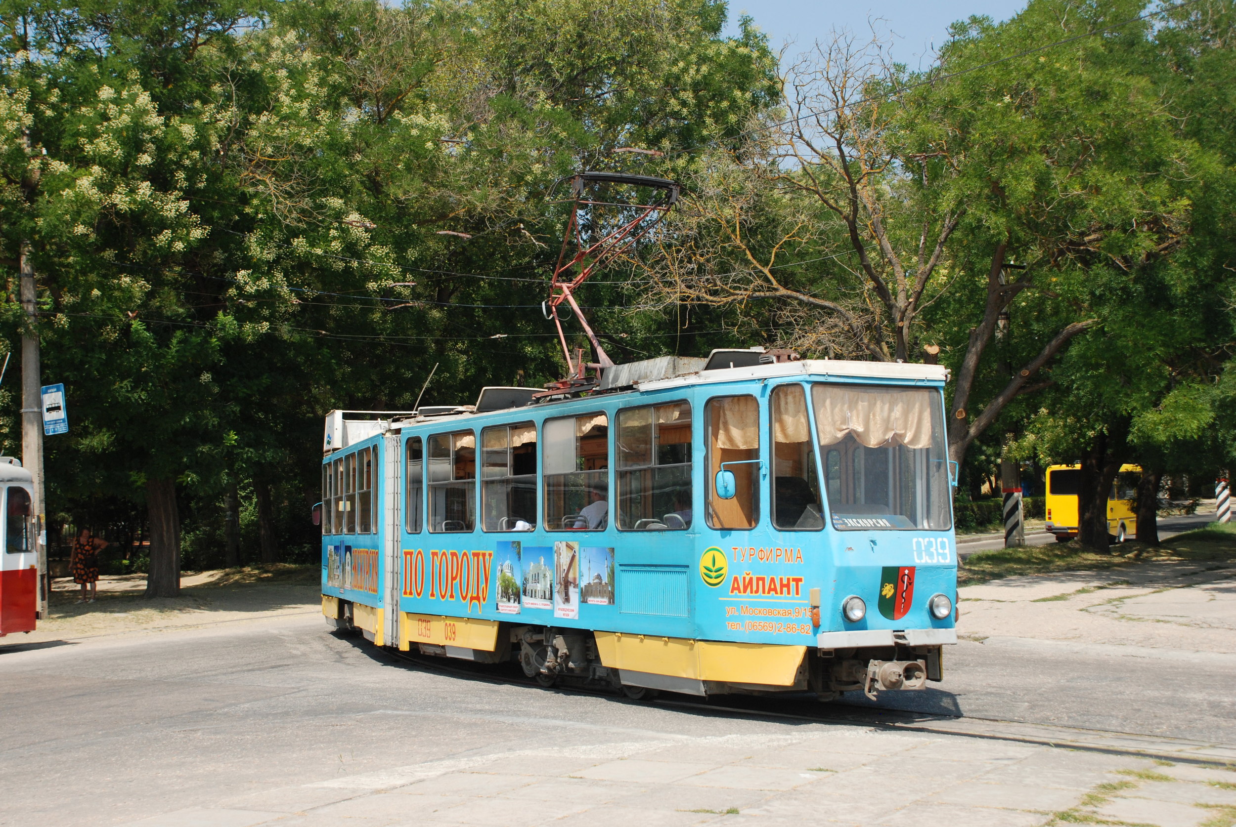 Obousměrná (nikoli však oboustranná) tramvaj KT4SU v Jevpatorii. Vůz je upraven pro turistické jízdy. (foto: Libor Hinčica)