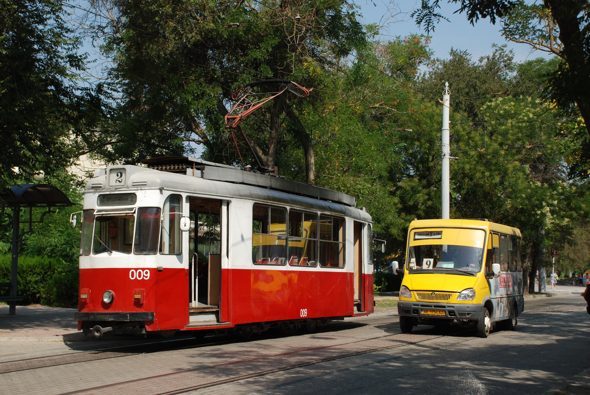 V běžném provozu jsou stále i dvounápravové vozy Gotha T57, jež jsou v interiéru vybavené klasickými "českými" laminátovými sedačkami. (foto: Libor Hinčica)