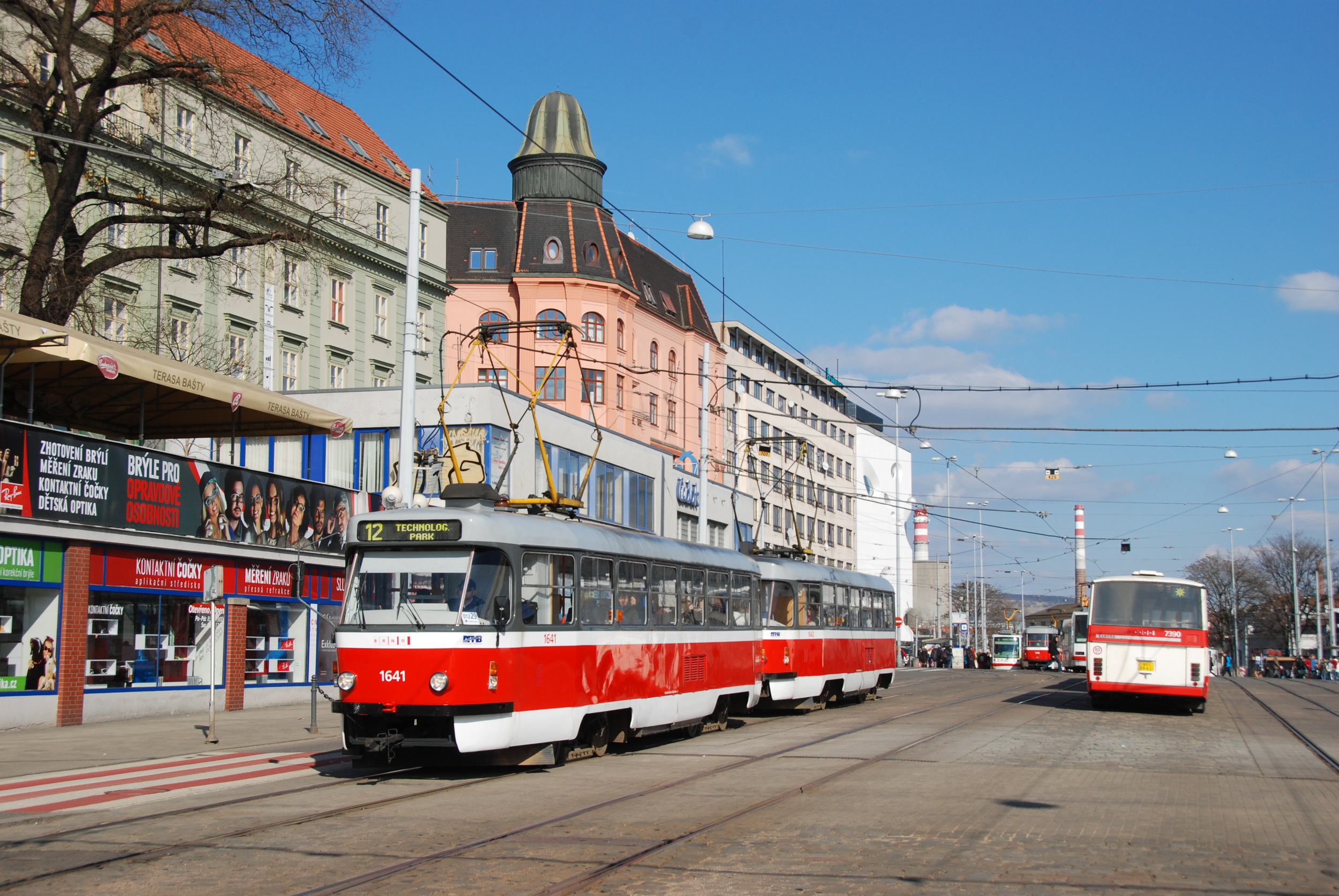 Řidič tramvaje v Brně má možnost řídit velké množství různých typů tramvají. Nejmodernějšími vozidly jsou tramvaje Škoda 13 T, které letos opět po letech nákupu vozů koncepce PCC doplní vozový park DPMB. (ilustrační foto: Libor Hinčica)