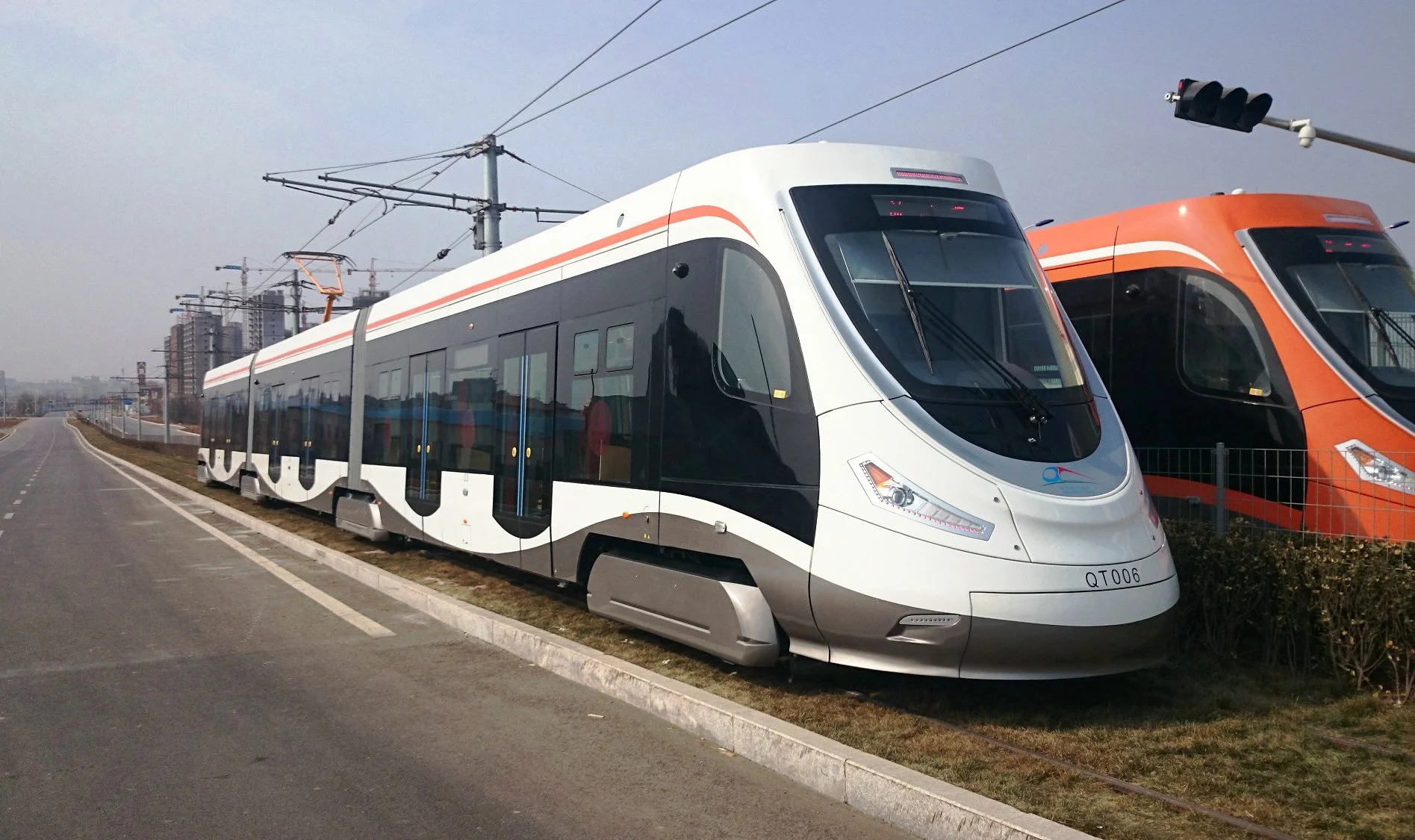 Tramvaj má vzhled připomínající spíše rychlovlak. Koncepci 15 T však v sobě nezapře. (zdroj: Wikipedia)