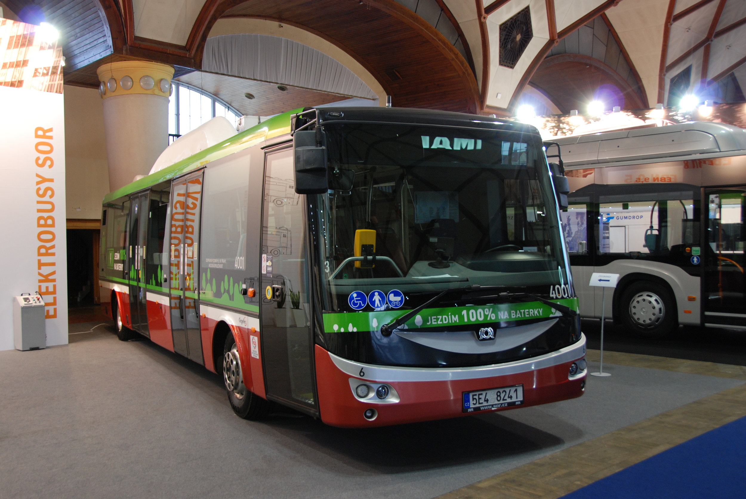 Elektrobus v provedení pro zkušební provoz u DP Praha se představil také na veletrhu CZECHBUS 2015. (foto: Libor Hinčica)