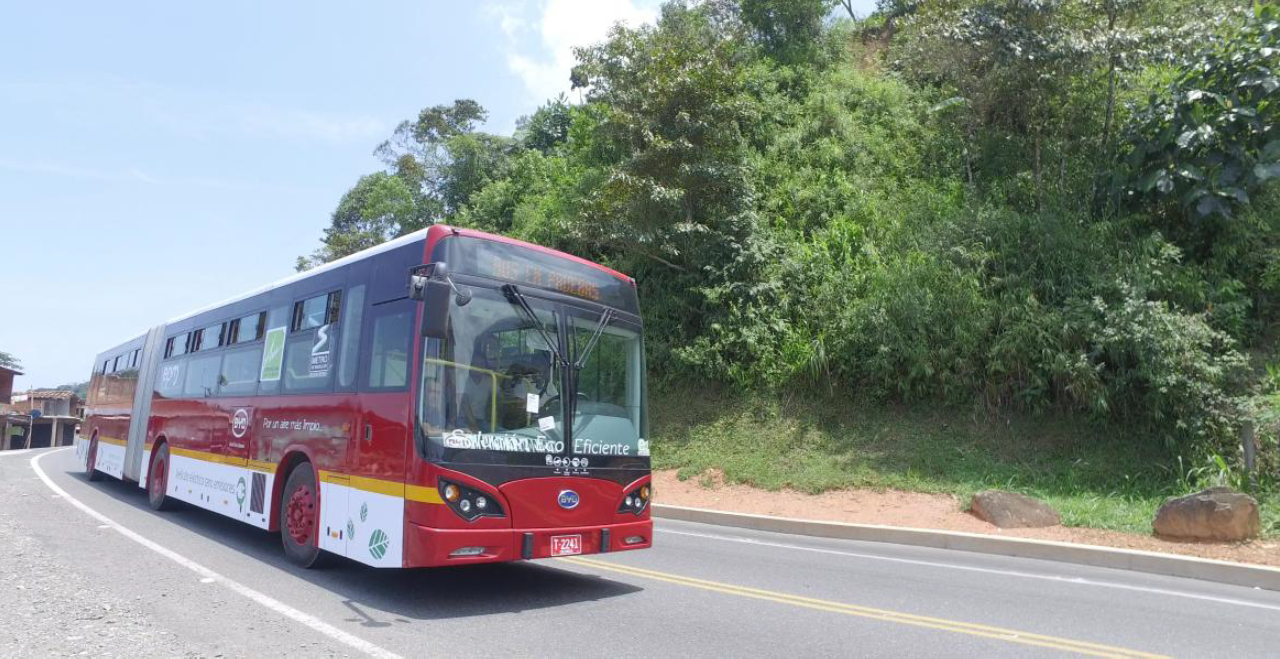 Vytvořil elektrobus, který zvládne ujet na jedno nabití 400 km, není v dnešní době až tak složité, zvlášť pokud má výrobce k dispozici vysokopodlažní vůz. (foto: BYD)