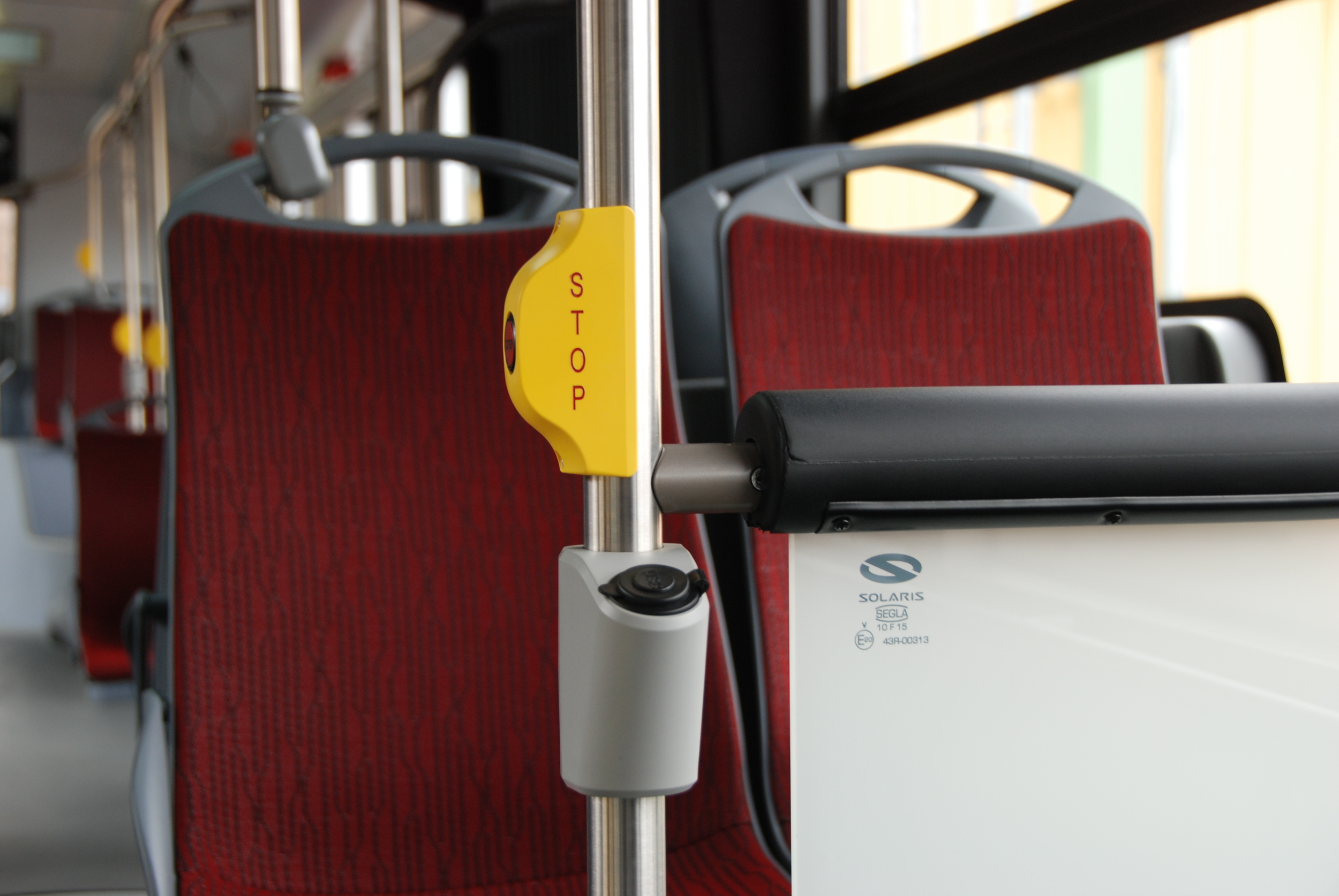 USB porty mohou sloužit k nabíjení mobilních zařízení. (foto: Libor Hinčica)