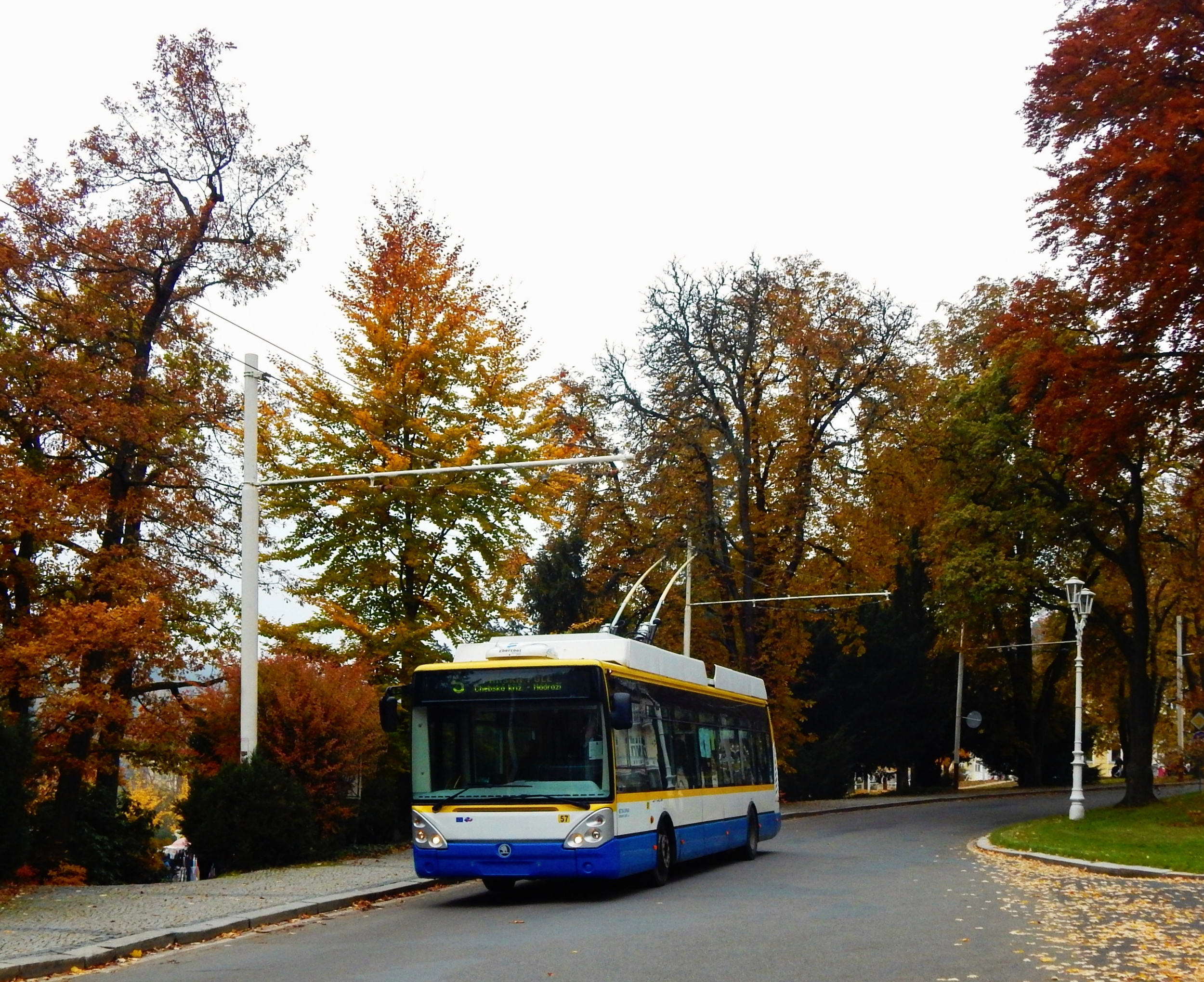 V Mariánských Lázních jsou dnes do provozu nasazovány trolejbusy Škoda 24 Tr Irisbus a jeden vůz Škoda 14 TrM původem z Plzně. (foto: Petr Bystroň). 
