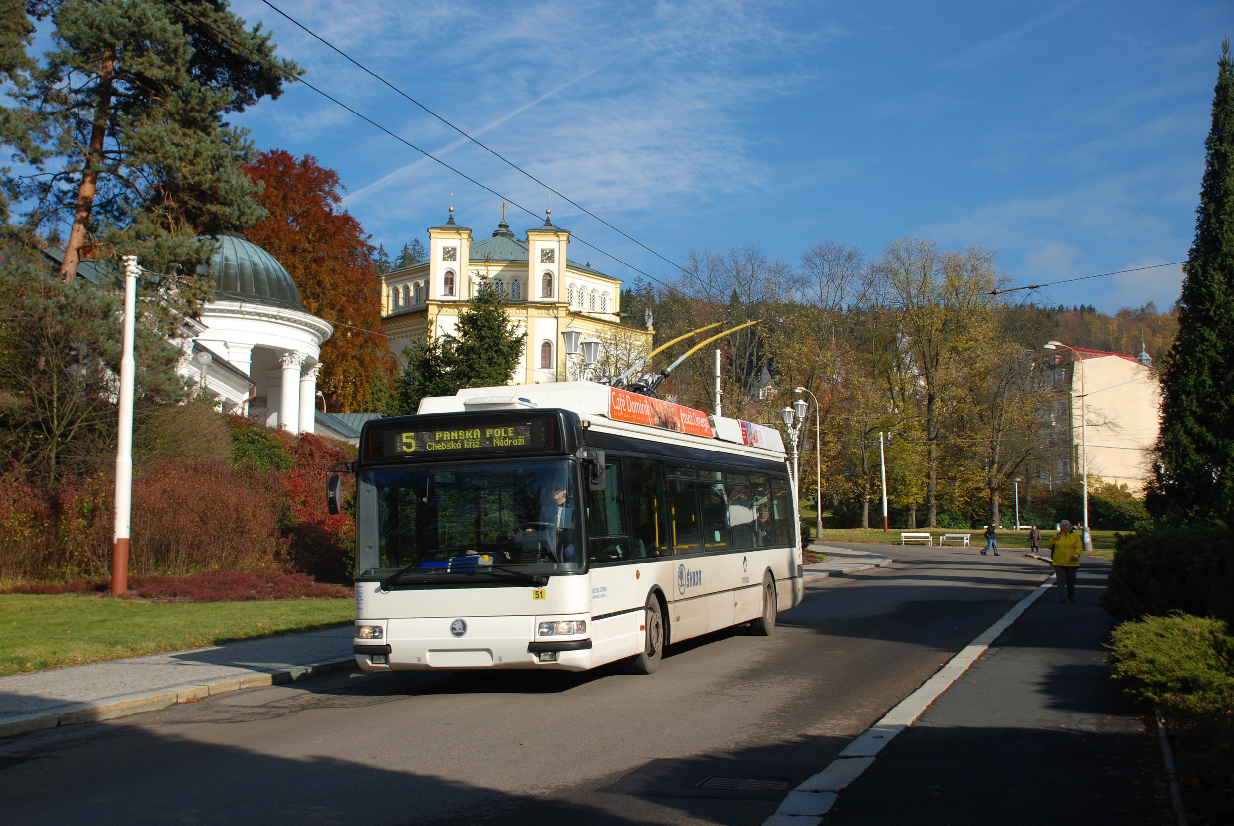 Prototypový trolejbus Škoda 24 Tr Irisbus projíždí okolo kolonády v Mariánských Lázních. (foto: Libor Hinčica)