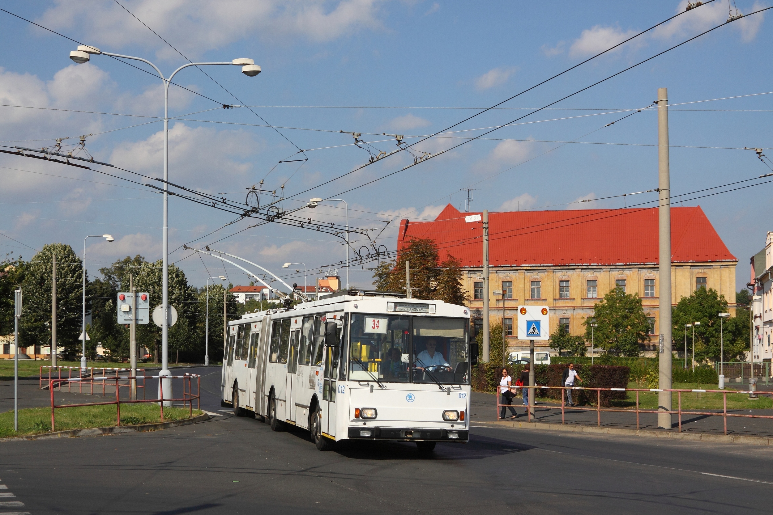 Symbolem chomutovsko-jirkovské trolejbusové sítě jsou vozy Škoda 15 Tr, které ve městě zahajovaly v roce 1995 provoz. (foto: Petr Nevyhoštěný)