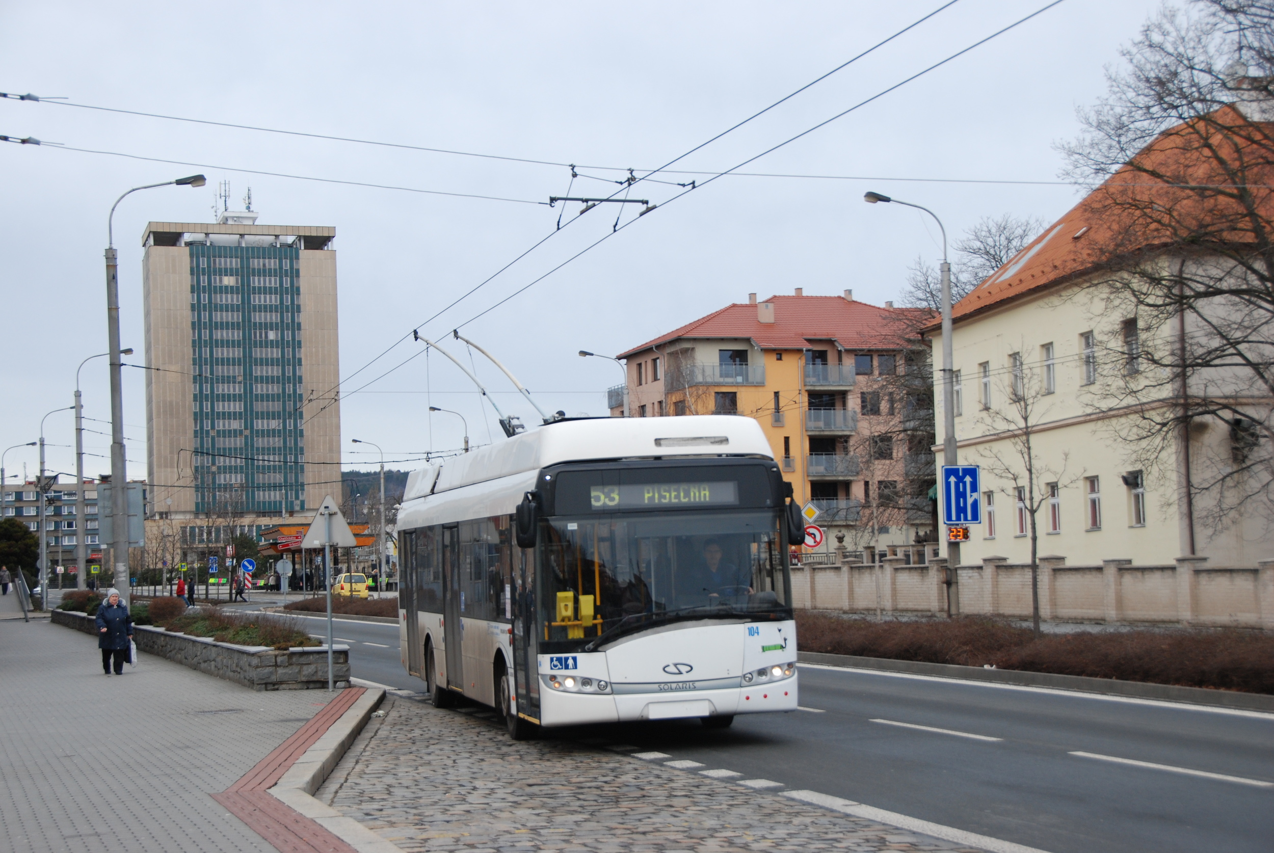 Dopravce má k dispozici také několik nízkopodlažních 12m trolejbusů Solaris Trollino 12 AC. (foto: Libor Hinčica) 