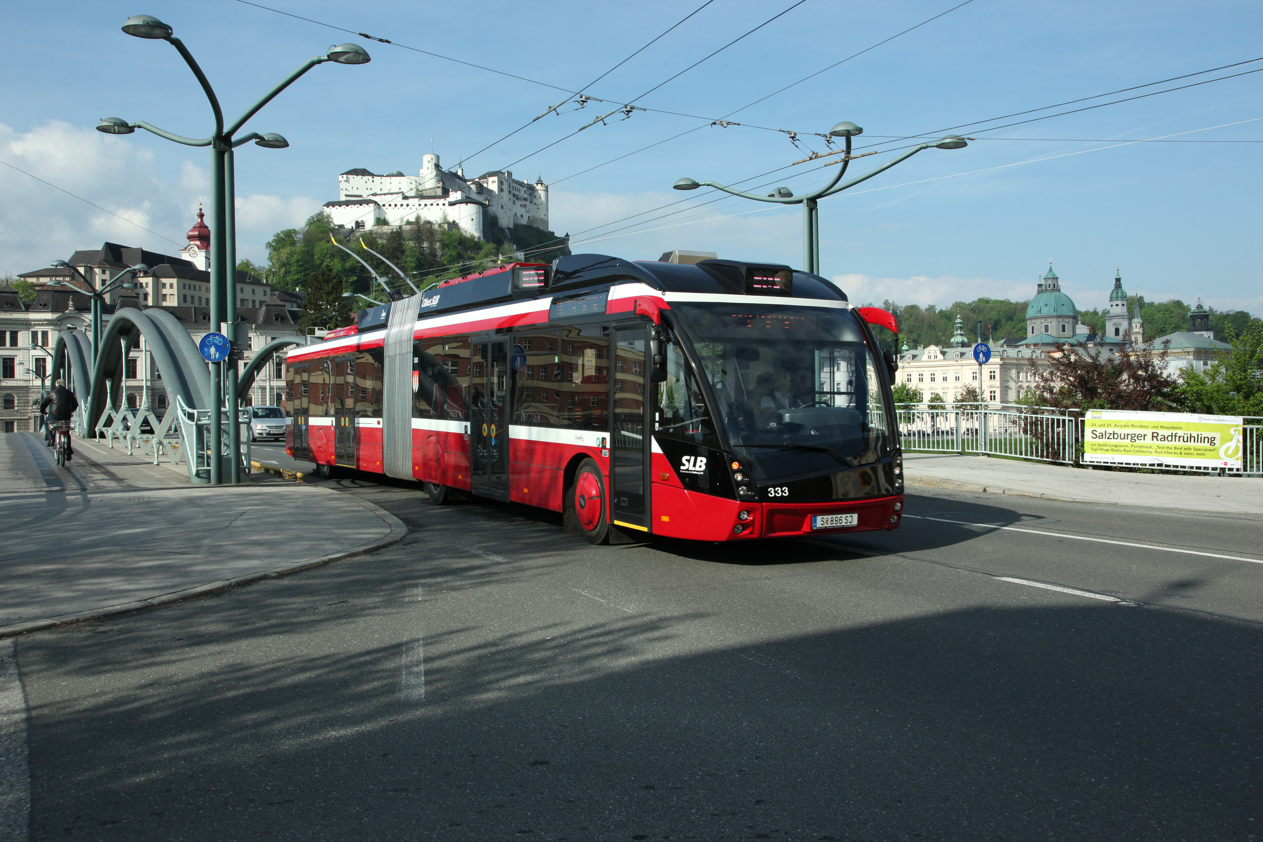Za hlavní město moderních trolejbusů je považován Salzburg. Na výrobě trolejbusů pro rodiště Mozarta se podílejí také české společnosti. Vozy s futuristickým designem MetroStyle jsou od letošího roku pořizovány jako parciální trolejbusy s bateriemi. Město přesto hodlá stavět i zcela nové tratě. (foto: ČS Dopravák)