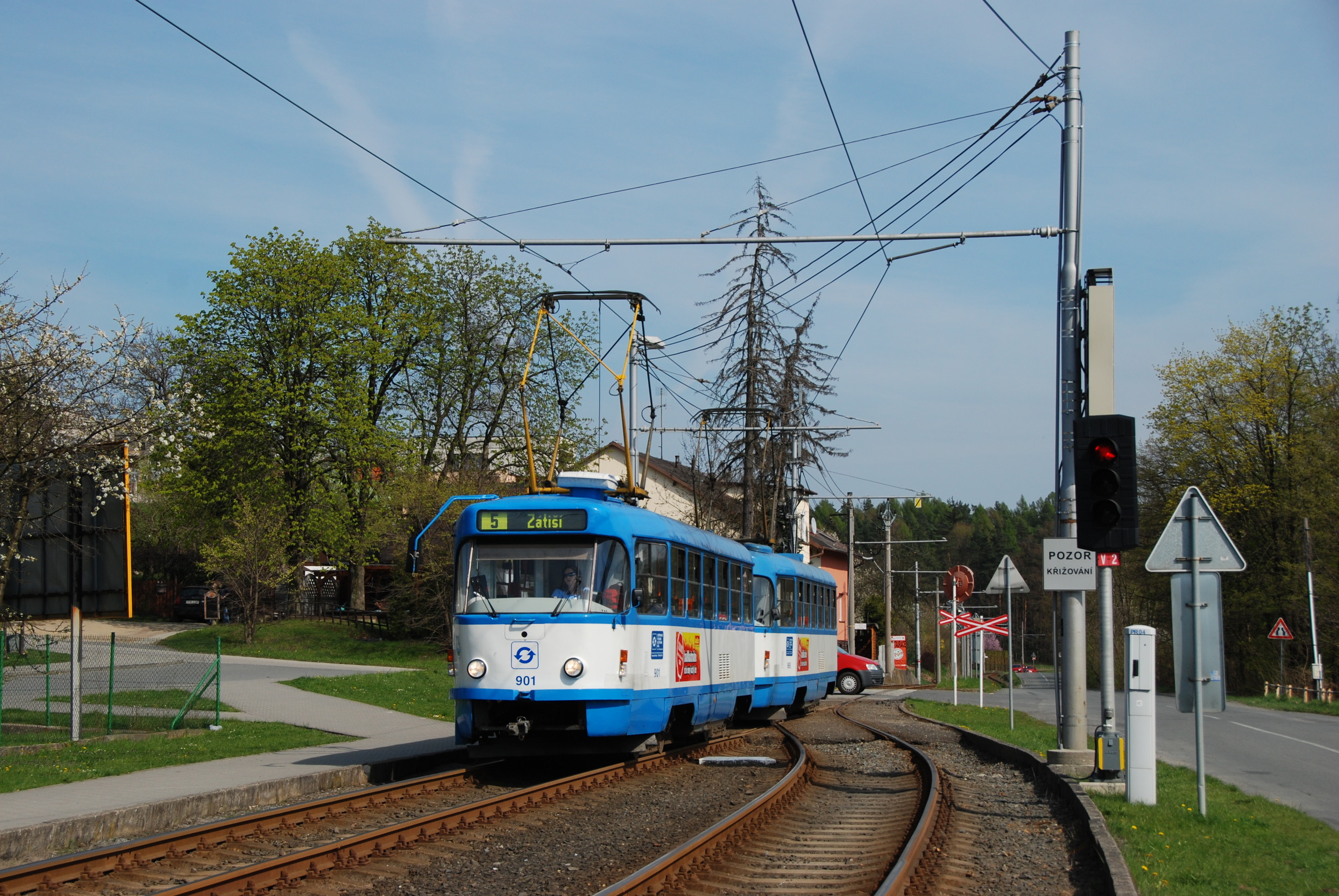 Vůz T3SU ev. č. 901 byl nasazován zejména na linku č. 5. Na fotografii je zachycen ve výhybně Dolní Lhota. (foto: Libor Hinčica)