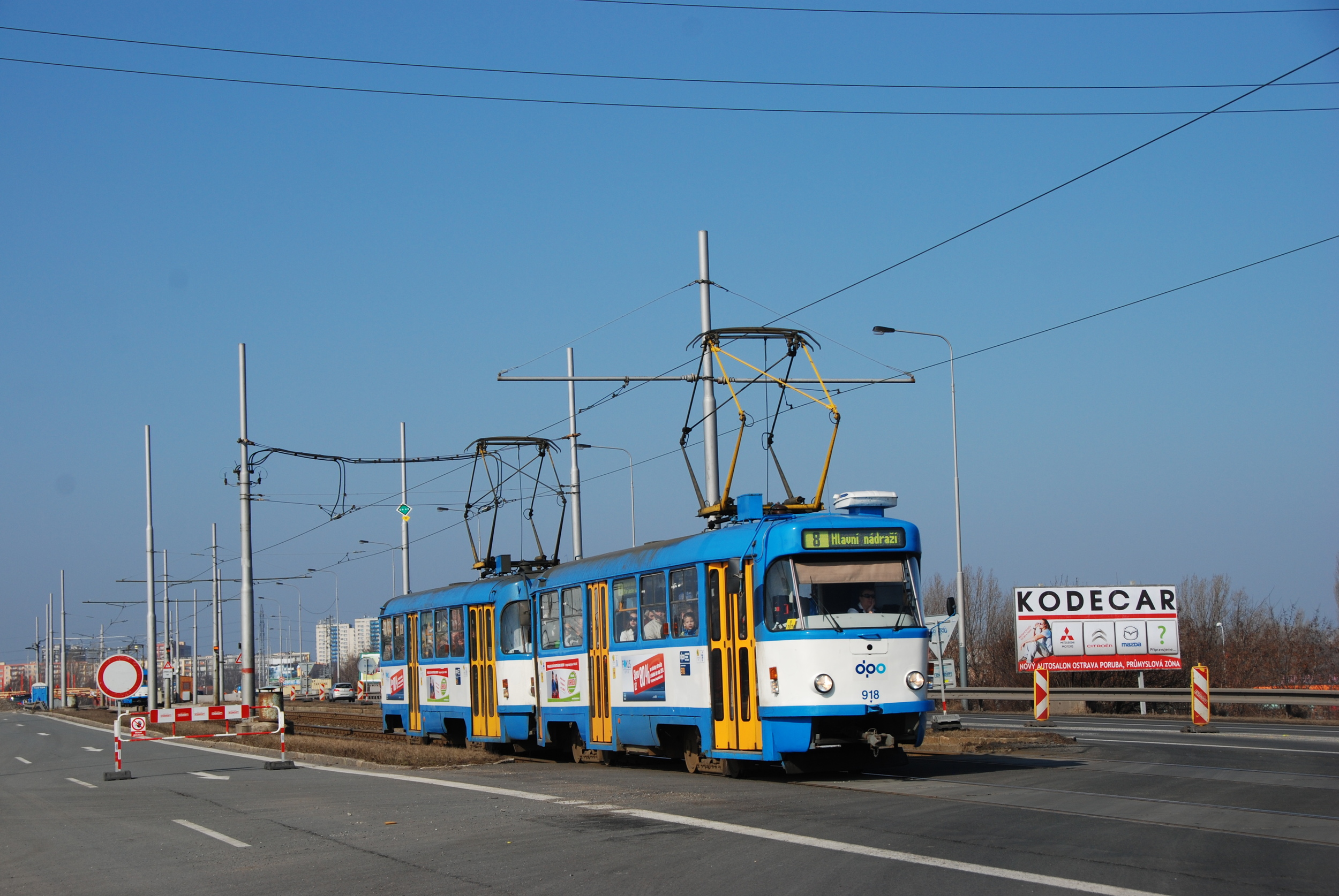 Jedním z odprodaných vozů je také vůz T3SUCS ev. č. 918. Na fotografii je zachycen v březnu 2012 na Svinovských mostech. (foto: Libor Hinčica)