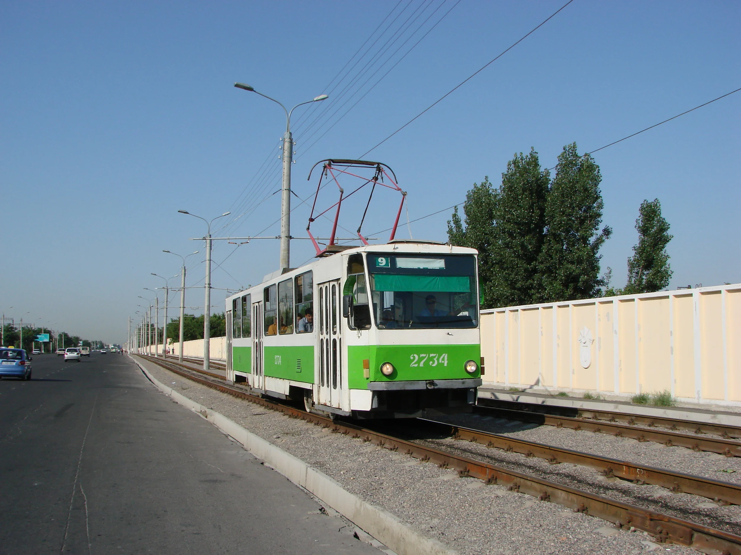 V provozu jsou v omezeném počtu také původní tramvaje T6B5. Většina jich ale byla v posledních letech odstavena. (foto: Sergej Kivenko)