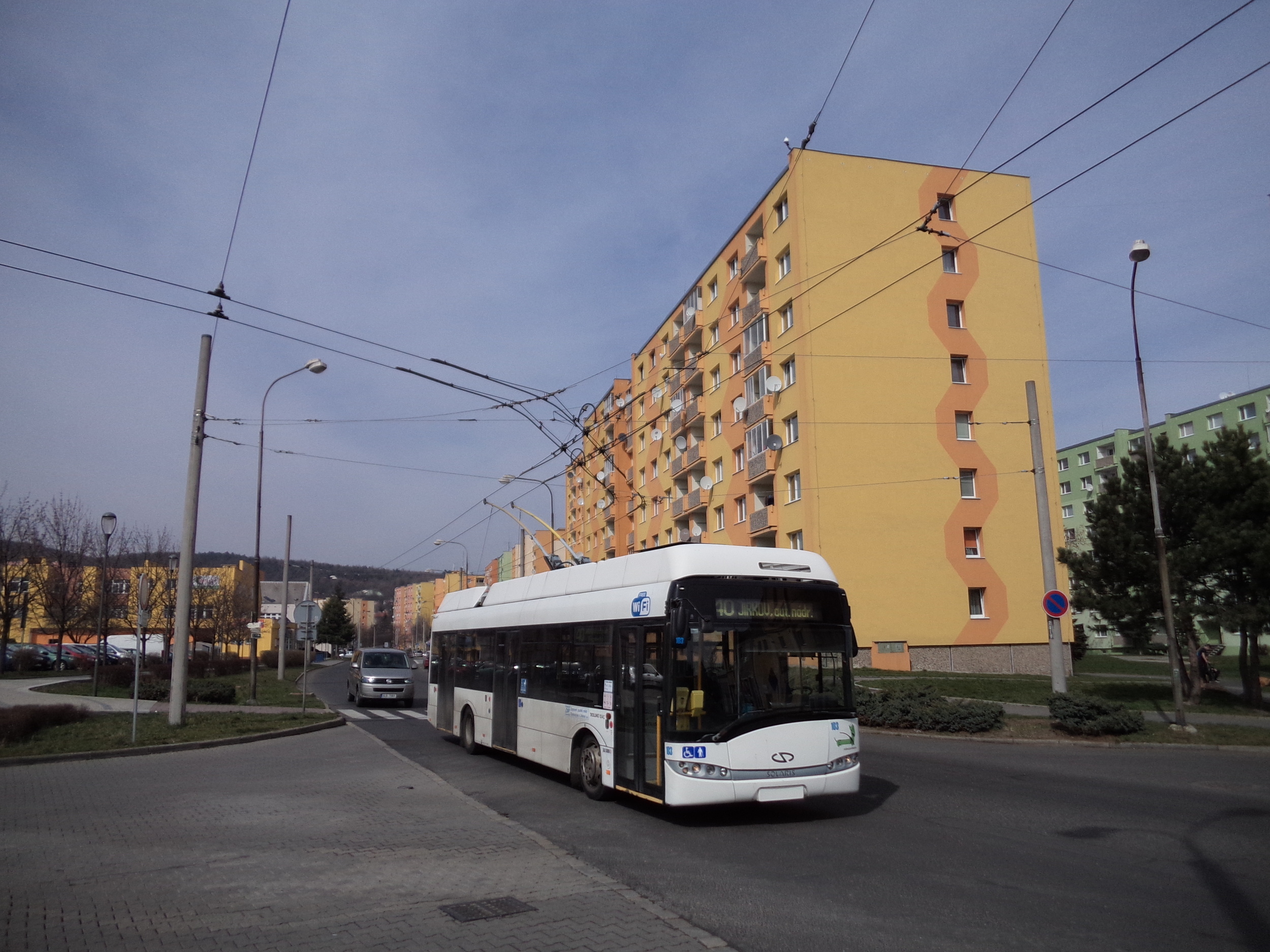 Jirkov už o trolejbusy nestojí. Ušetřené peníze hodlá prý využít na budování infrastruktury pro moderní dopravu. Trolejbus sám je přitom moderním dopravním prostředkem... (foto: Ing. Vít Hinčica, Ph.D.)