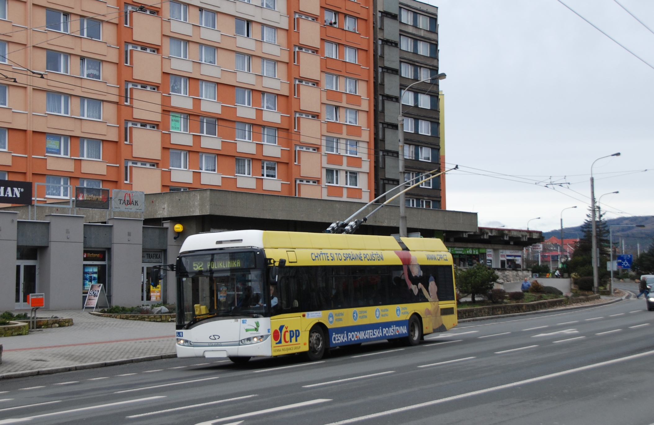 Trolejbusy by měly v Chomutově jezdit i nadále. V Jirkově bude jen viset trolejové vedení. (foto: Libor Hinčica)