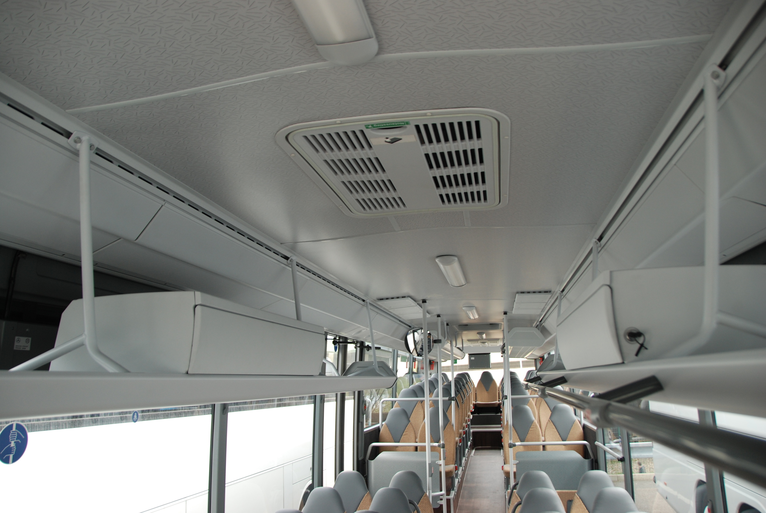 Řešení stropní partie autobusu s uzamykatelnými schránami. (foto: Libor Hinčica)