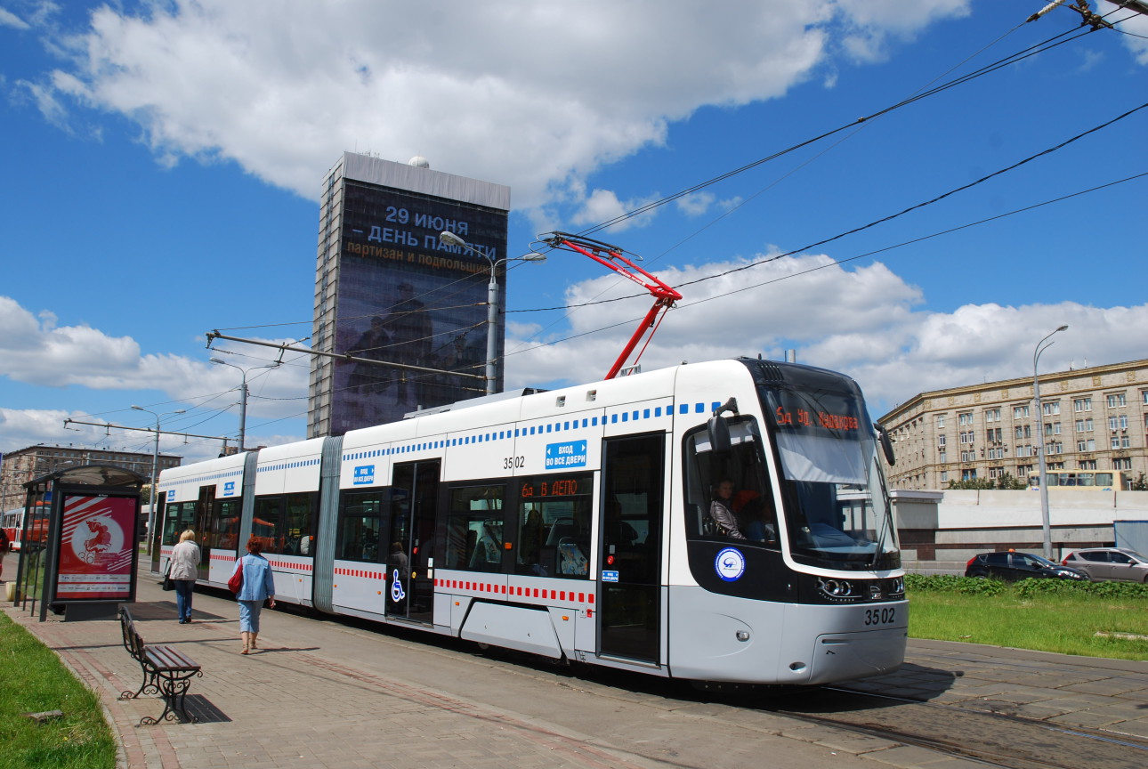 Tramvaj Pesa Fokstrot v ulicích Moskvy. (foto: PESA Bydgoszcz)