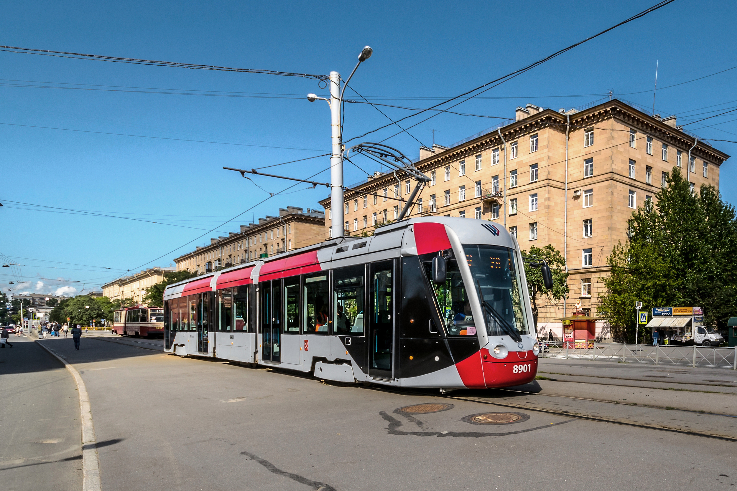 V Petrohradě je možné nalézt čtyři vozy Alstom Citadis. Z projektu na výrobu dalších vozů ale sešlo. (zdroj: Wikipedia.org)