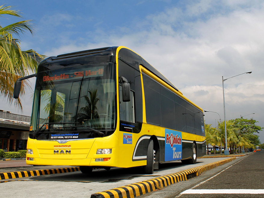 Autobusy pro filipínskou Manilu nesou výrazně žlutý nátěr. (foto: MAN Truck & Bus)
