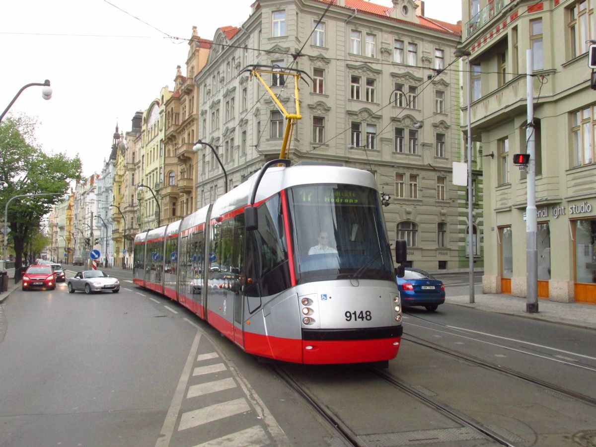 Tramvaj v netradičním barevném schématu se poprvé objevila v provozu na lince č. 17. (foto: Ing. Filip Jiřík)