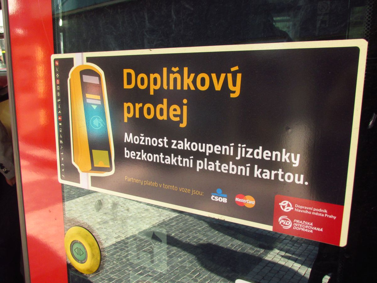 Na možnost zakoupení jízdenky jsou cestující upozorňování nálepkami na dveřích vozidel. (foto: Ing. Filip Jiřík)